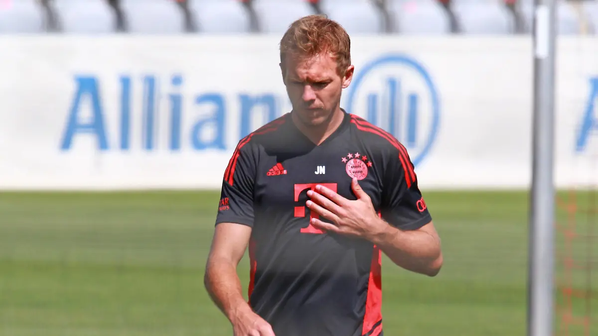  Trainer Julian Nagelsmann klopft sich an die Brust, Wappen, Logo Fussball / 1. Bundesliga / FC Bayern Muenchen / Training an der Saebenerstrasse am 06.07.2022 / FOTO: Mladen Lackovic / LakoPress *** Coach Julian Nagelsmann taps his chest, crest, logo Football 1 Bundesliga FC Bayern Muenchen training at Saebenerstrasse on 06 07 2022 PHOTO Mladen Lackovic LakoPress