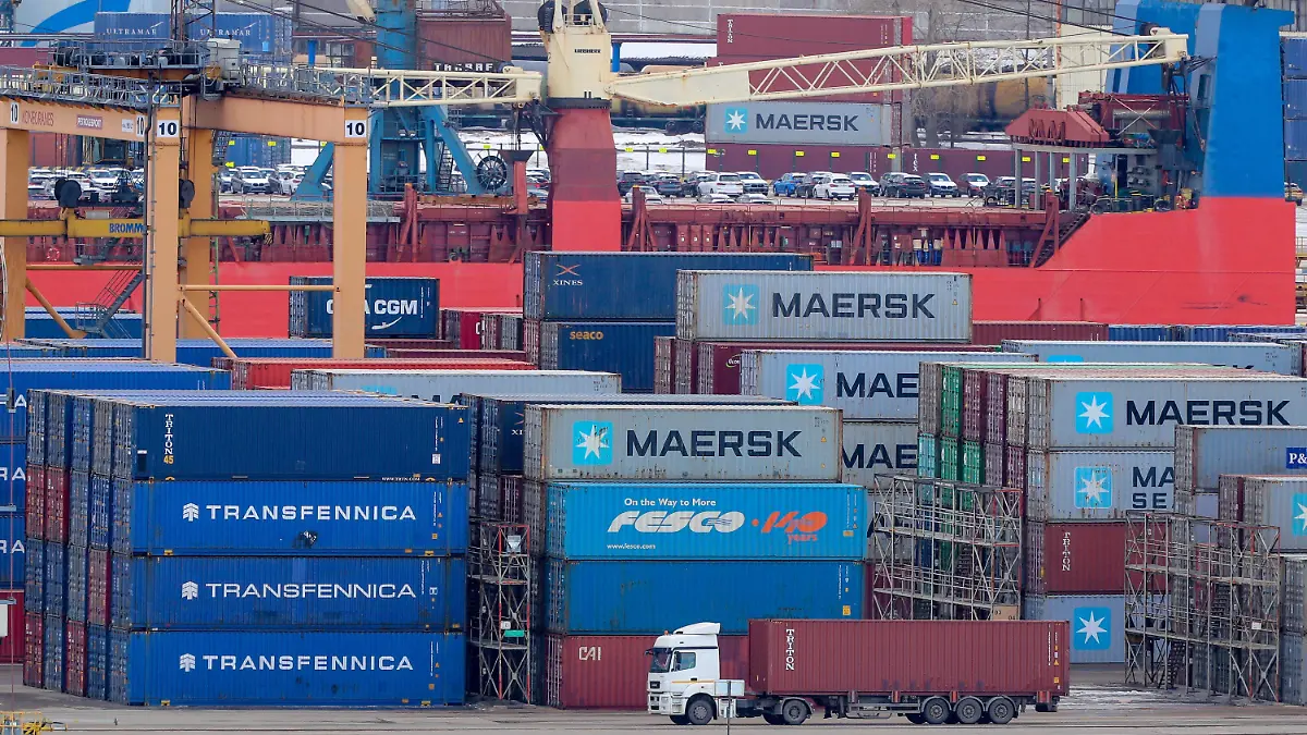 ARCHIV - 04.03.2022, Russland, St. Petersburg: Container liegen im Hafen von St. Petersburg. Die gegen Russland verhängten EU-Sanktionen entfalten nach bislang unter Verschluss gehaltenen Daten langsam aber sicher ihre Wirkung. (zu dpa "Zahlen aus Brüssel: EU-Sanktionen treffen russische Wirtschaft") Foto: Igor Russak/dpa +++ dpa-Bildfunk +++