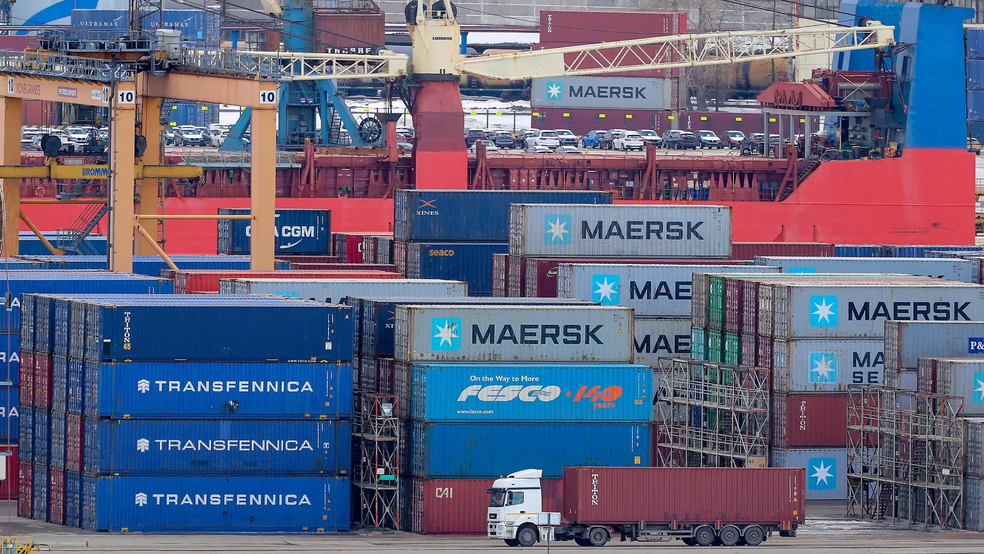 ARCHIV - 04.03.2022, Russland, St. Petersburg: Container liegen im Hafen von St. Petersburg. Die gegen Russland verhängten EU-Sanktionen entfalten nach bislang unter Verschluss gehaltenen Daten langsam aber sicher ihre Wirkung. (zu dpa "Zahlen aus Brüssel: EU-Sanktionen treffen russische Wirtschaft") Foto: Igor Russak/dpa +++ dpa-Bildfunk +++