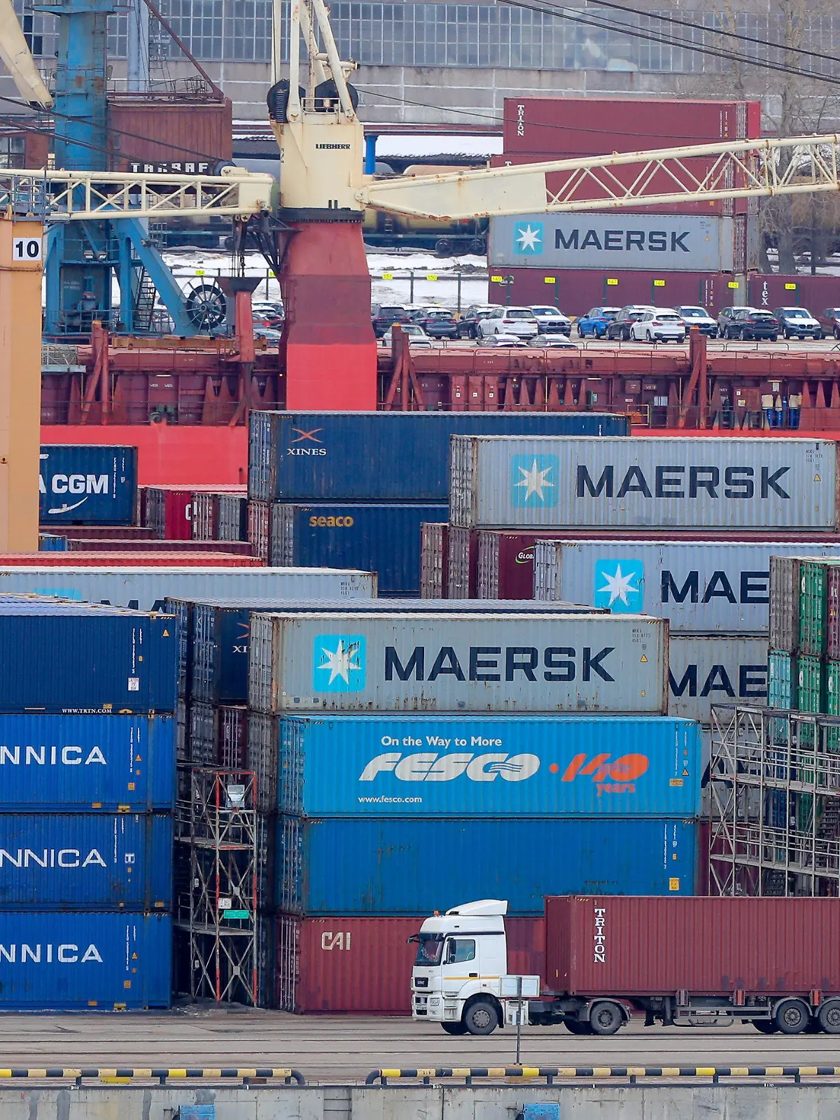 ARCHIV - 04.03.2022, Russland, St. Petersburg: Container liegen im Hafen von St. Petersburg. Die gegen Russland verhängten EU-Sanktionen entfalten nach bislang unter Verschluss gehaltenen Daten langsam aber sicher ihre Wirkung. (zu dpa "Zahlen aus Brüssel: EU-Sanktionen treffen russische Wirtschaft") Foto: Igor Russak/dpa +++ dpa-Bildfunk +++