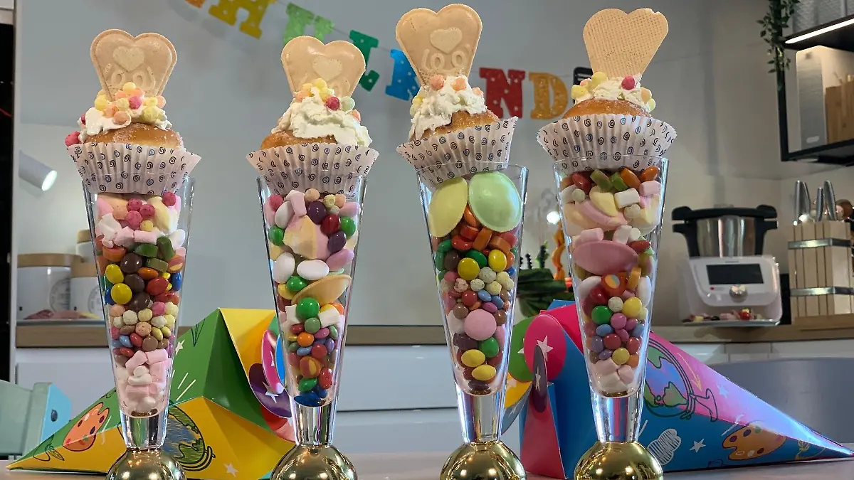 Zuckertüte: Kleine Süßigkeiten in einer Sektflöte.