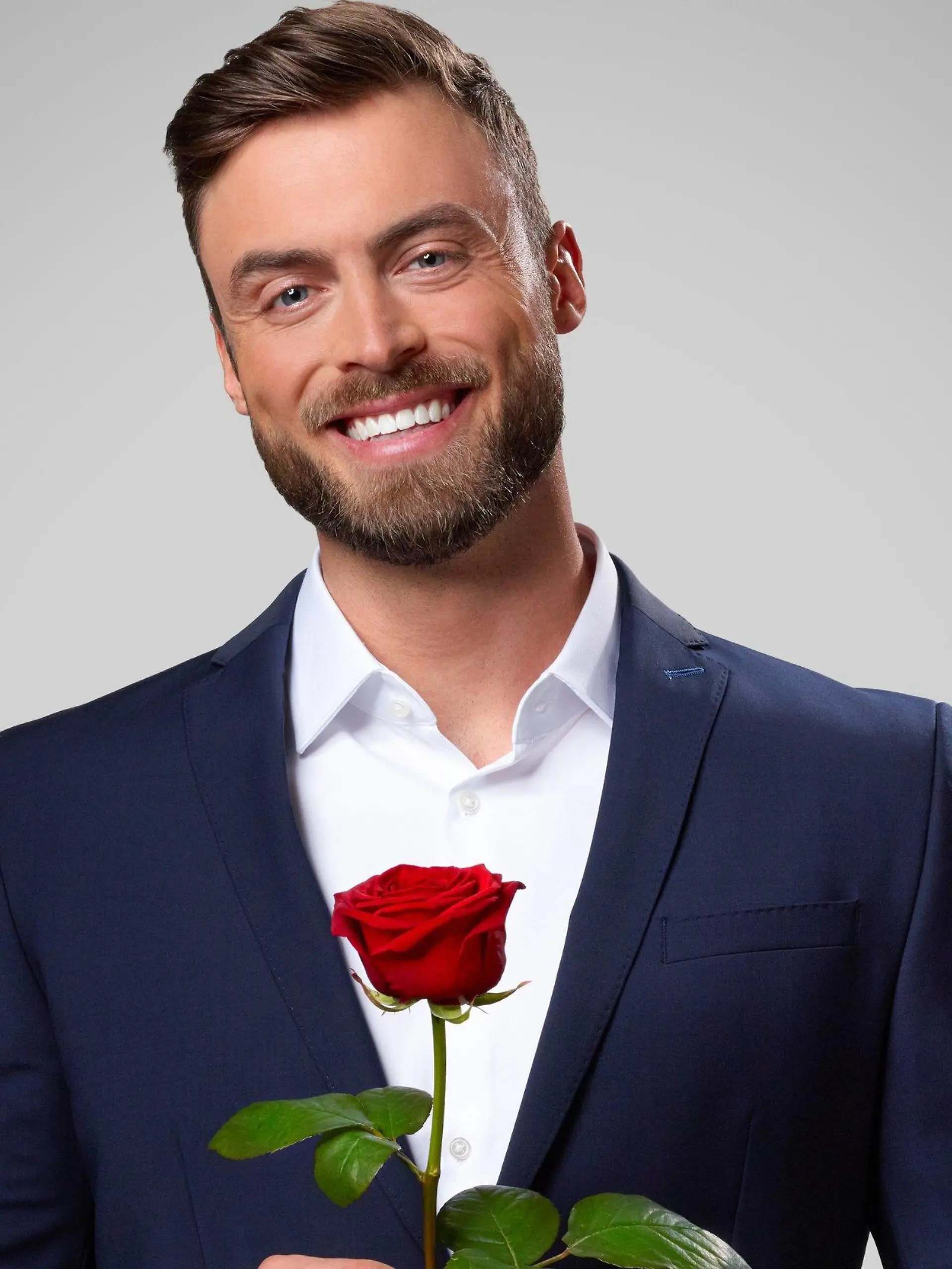 ARCHIV - 12.11.2020, ---: HANDOUT - Der RTL-«Bachelor» 2021, Niko Griesert (undatierte Aufnahme). Der RTL-Bachelor Niko Griesert hat seine letzte Rose vergeben. Foto: -/TVNOW/dpa - ACHTUNG: Nur zur redaktionellen Verwendung im Zusammenhang mit einer Berichterstattung über den RTL-«Bachelor» 2021 und nur mit vollständiger Nennung des vorstehenden Credits +++ dpa-Bildfunk +++
