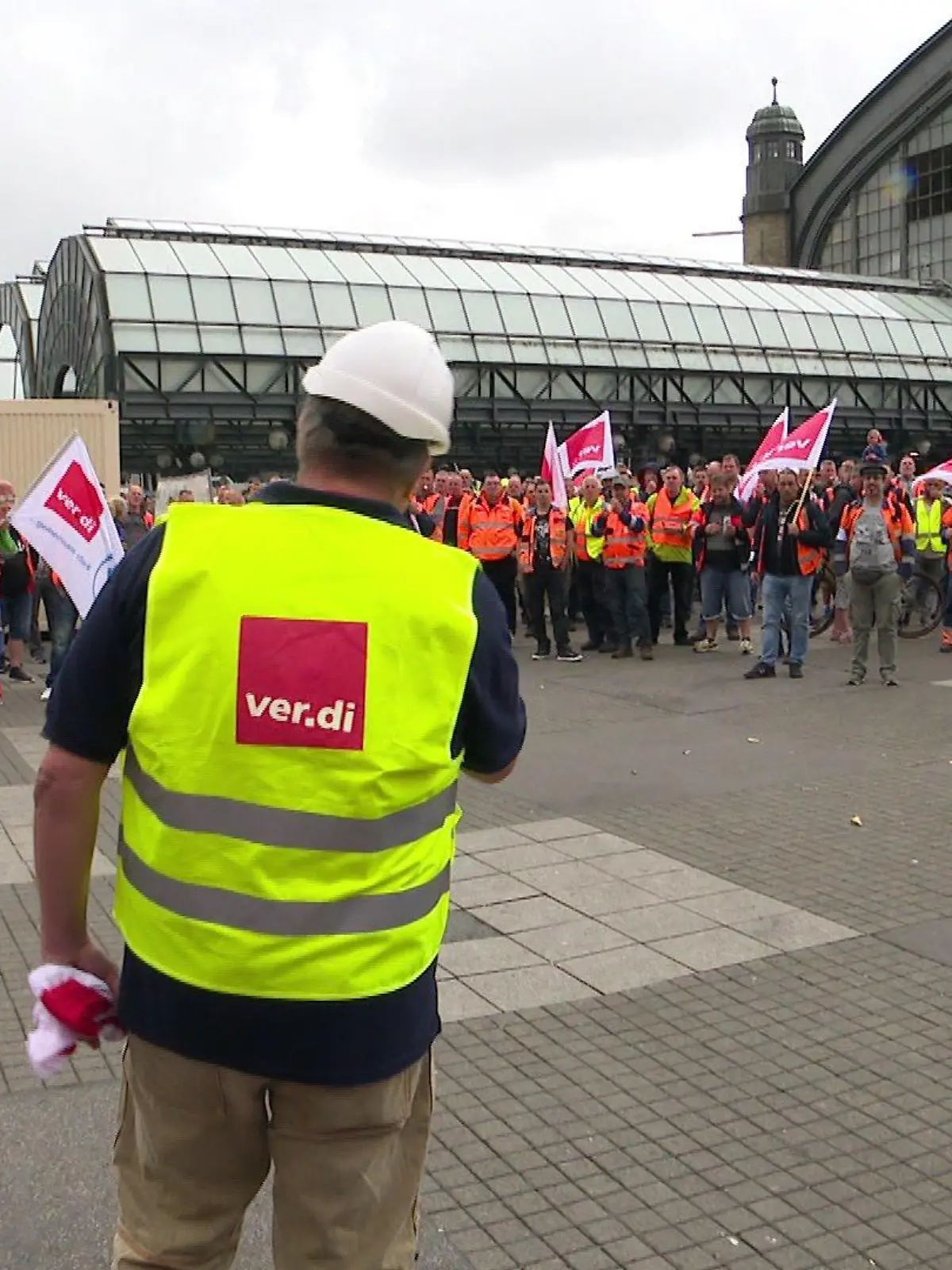 Die Hafenmitarbeiter streiken für mehr Lohn in den deutschen Seehäfen - auch hier in Hamburg.