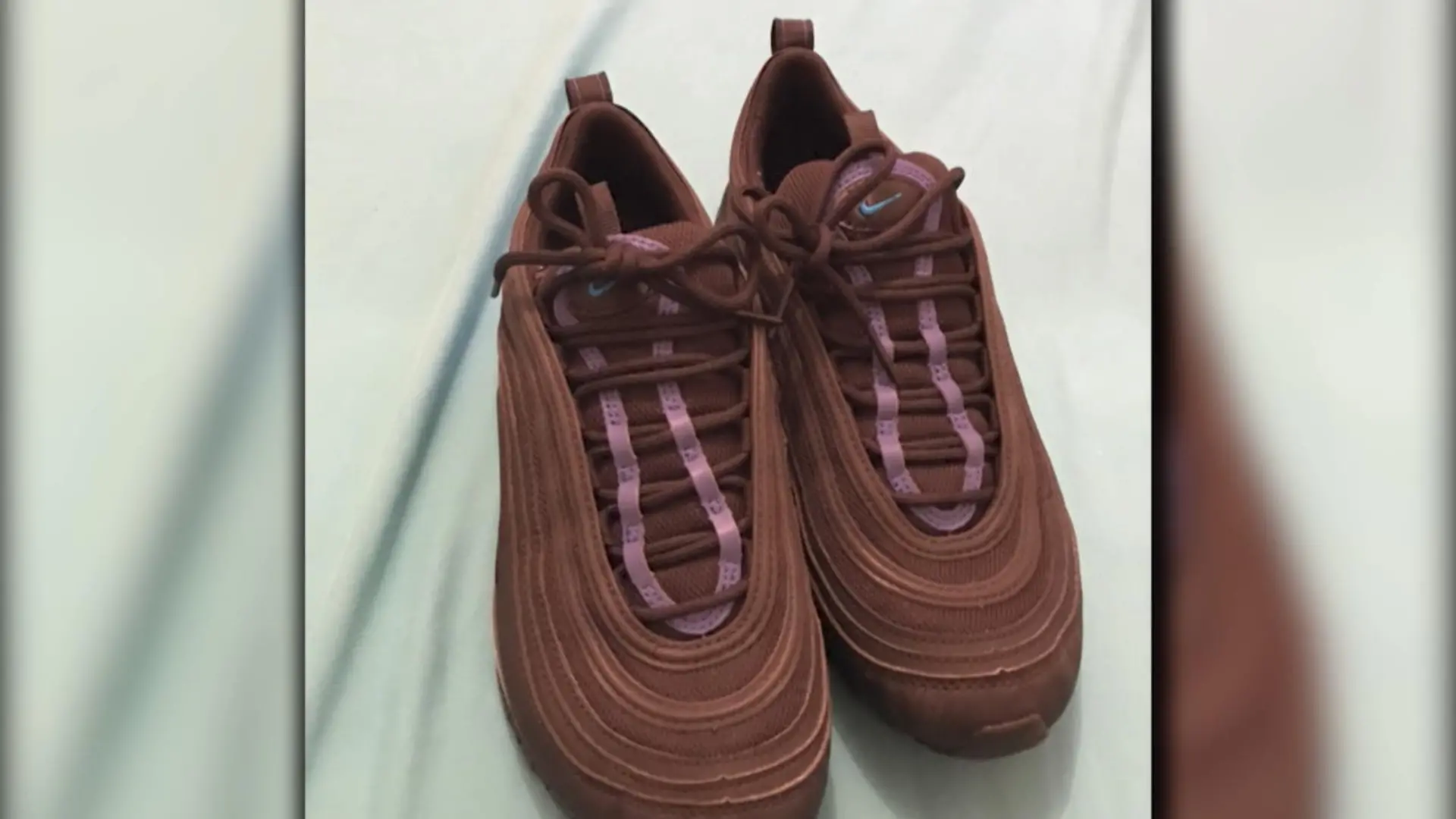 Welche Farbe haben die Schuhe?