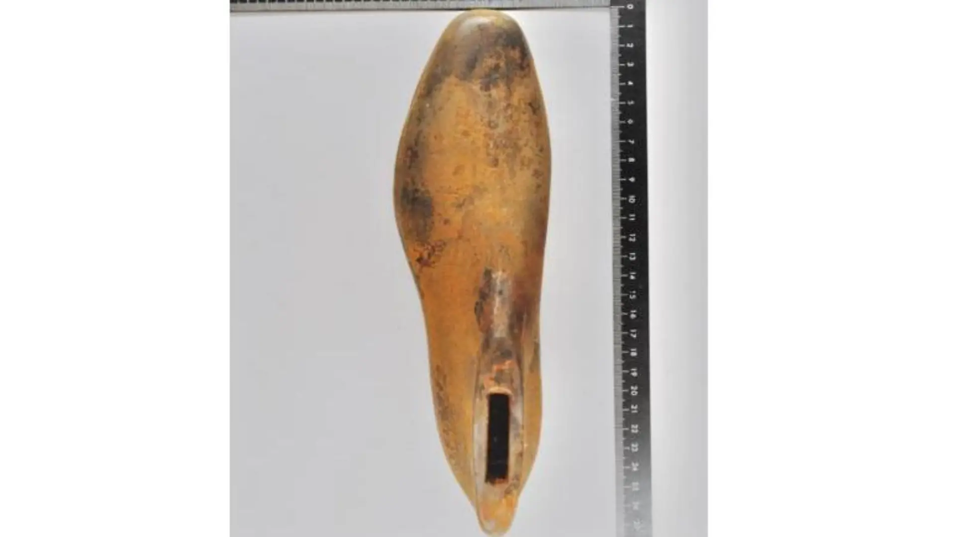 Mit diesen Schuhleisten aus Gusseisen ist die Leiche zum Fundzeitpunkt beschwert
