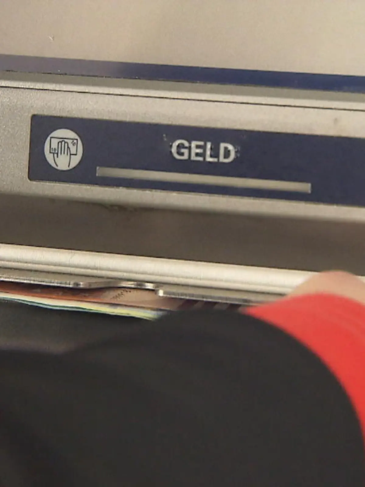 Sparer können ein wenig aufatmen. Lange Zeit mussten sie quasi drauf zahlen, wenn sie ihr Geld bei der Bank parken wollten. Doch das ändert sich jetzt. Immer mehr Banken verabschieden sich von den Negativzinsen. Die Sparzinsen steigen - vor allem auf Festgeldkonten, das ergibt eine Erhebung des Verbraucherportals Biallo. Doch was heißt das genau  - auch angesichts der hohen Inflation - konkret für Sparer? Auf was sollten sie jetzt achten. Hier ein Überblick.
