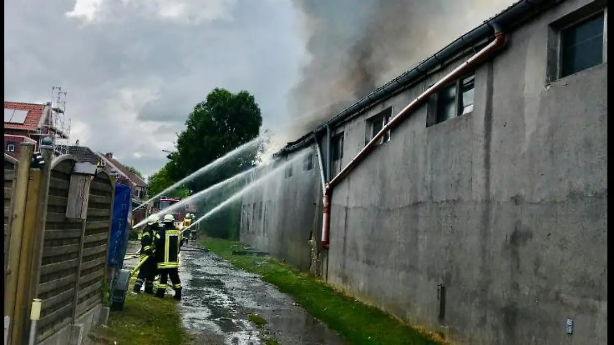 Die Stadt Weener postete mit diesem Foto eine Danksagung an die Freiwillige Feuerwehr bei Social Media (Stadt Weener/Facebook)