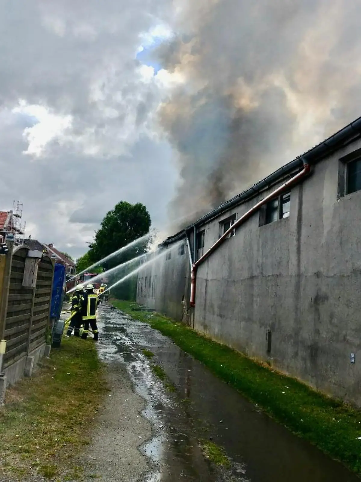 Die Stadt Weener postete mit diesem Foto eine Danksagung an die Freiwillige Feuerwehr bei Social Media (Stadt Weener/Facebook)