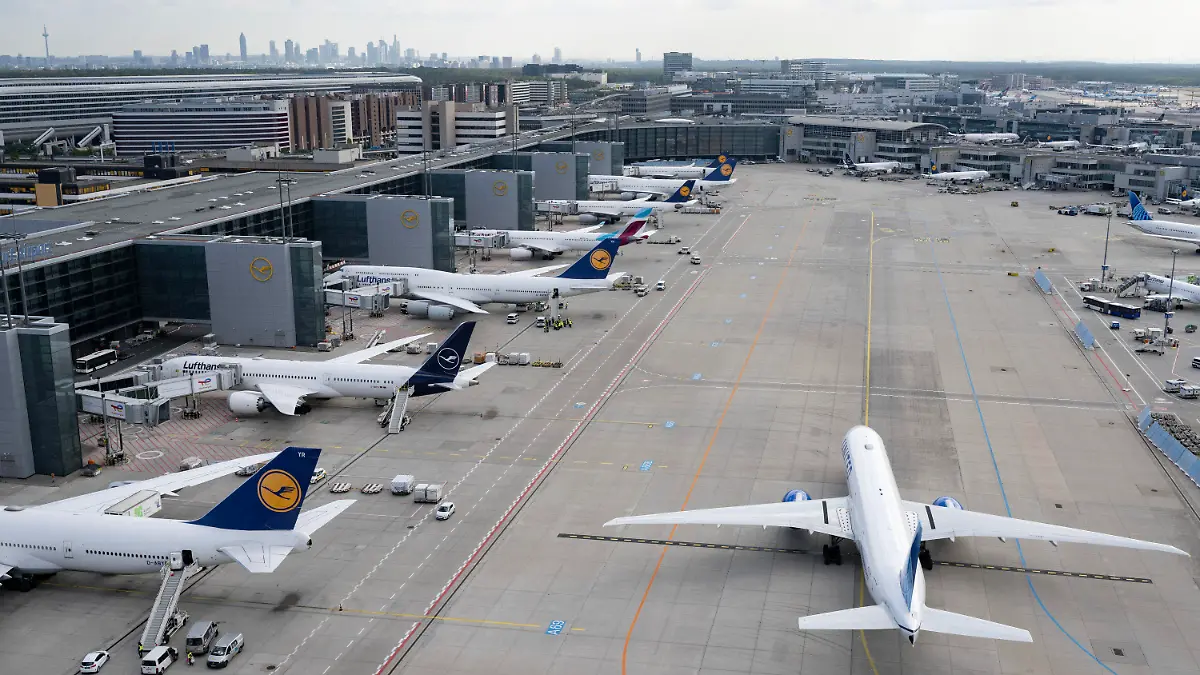 17.07.2023, Hessen, Frankfurt/Main: Passagierjets stehen auf dem Flughafen Frankfurt. Die Flughäfen in Deutschland bereiten sich intensiv auf große Sommer-Reisewelle vor. (Zu dpa ·Flughäfen bereiten sich auf Reisewelle vor·) Foto: Boris Roessler/dpa +++ dpa-Bildfunk +++