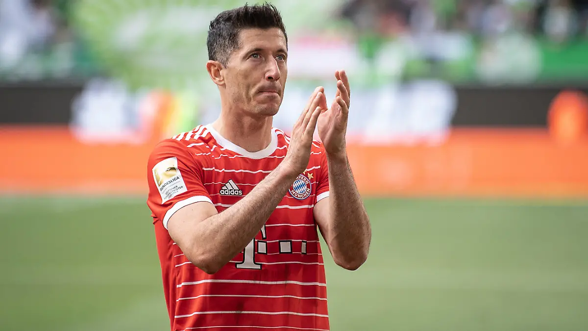 ARCHIV - 14.05.2022, Niedersachsen, Wolfsburg: Fußball: Bundesliga, VfL Wolfsburg - Bayern München, 34. Spieltag, Volkswagen Arena. Münchens Robert Lewandowski klatscht nach dem Spiel. (zu "Medien: Barça erhöht Angebot für Bayerns Lewandowski nochmals") Foto: Swen Pförtner/dpa +++ dpa-Bildfunk +++