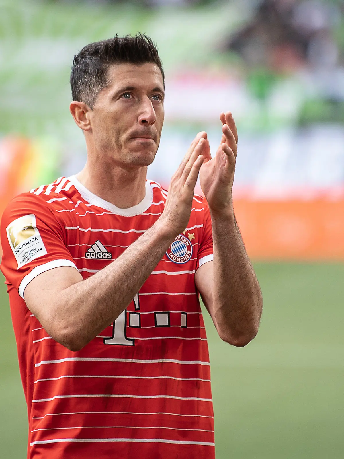 ARCHIV - 14.05.2022, Niedersachsen, Wolfsburg: Fußball: Bundesliga, VfL Wolfsburg - Bayern München, 34. Spieltag, Volkswagen Arena. Münchens Robert Lewandowski klatscht nach dem Spiel. (zu "Medien: Barça erhöht Angebot für Bayerns Lewandowski nochmals") Foto: Swen Pförtner/dpa +++ dpa-Bildfunk +++
