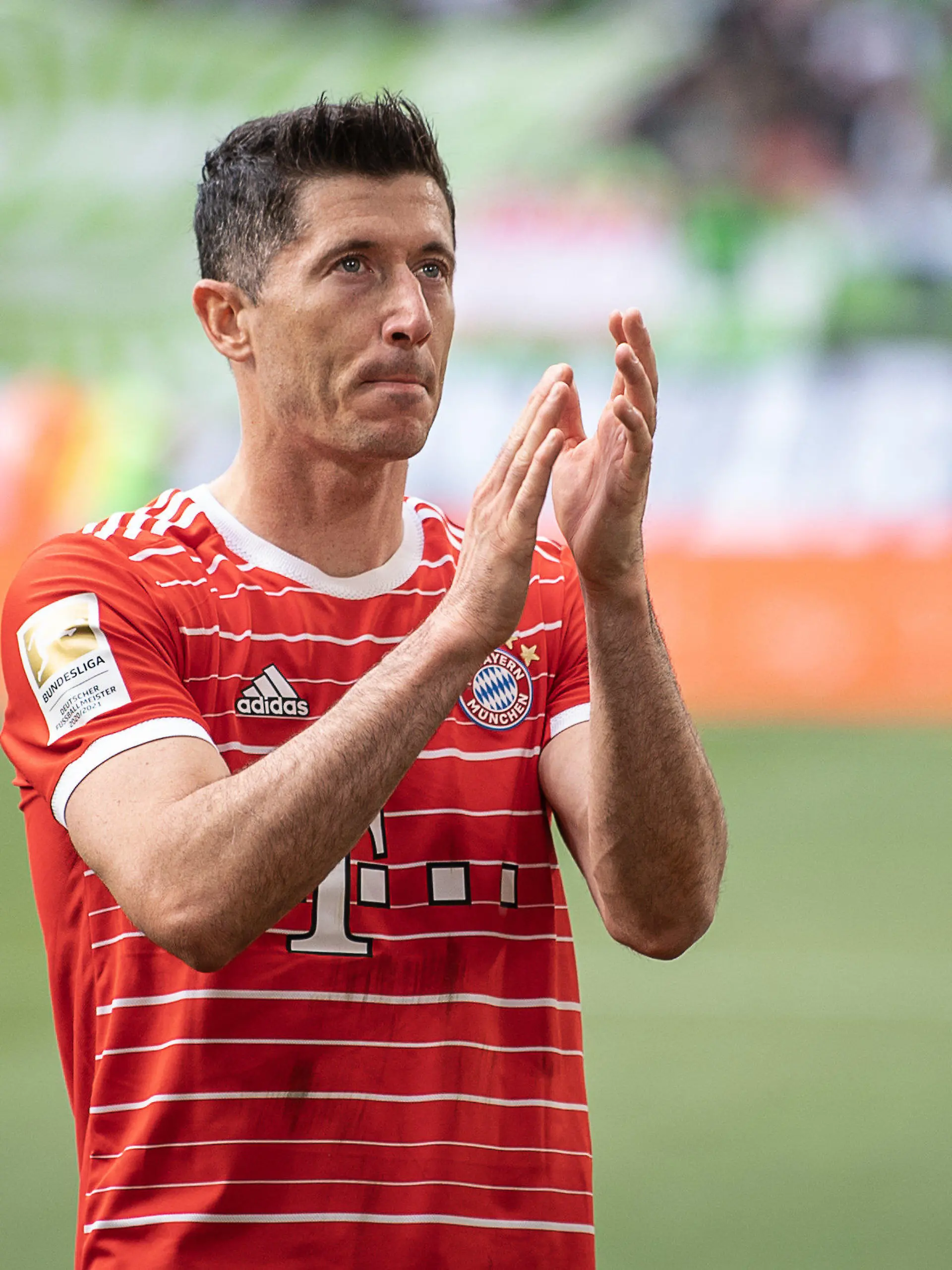 ARCHIV - 14.05.2022, Niedersachsen, Wolfsburg: Fußball: Bundesliga, VfL Wolfsburg - Bayern München, 34. Spieltag, Volkswagen Arena. Münchens Robert Lewandowski klatscht nach dem Spiel. (zu "Medien: Barça erhöht Angebot für Bayerns Lewandowski nochmals") Foto: Swen Pförtner/dpa +++ dpa-Bildfunk +++