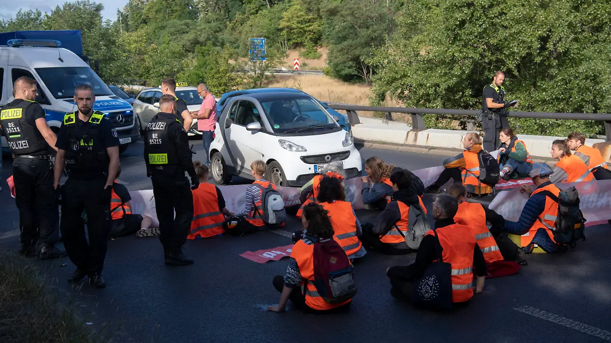 15.07.2022, Berlin: Demonstranten der Gruppe "Letzte Generation" haben eine Ausfahrt der Stadtautobahn im Stadtteil Schöneberg blockiert. Foto: Paul Zinken/dpa +++ dpa-Bildfunk +++