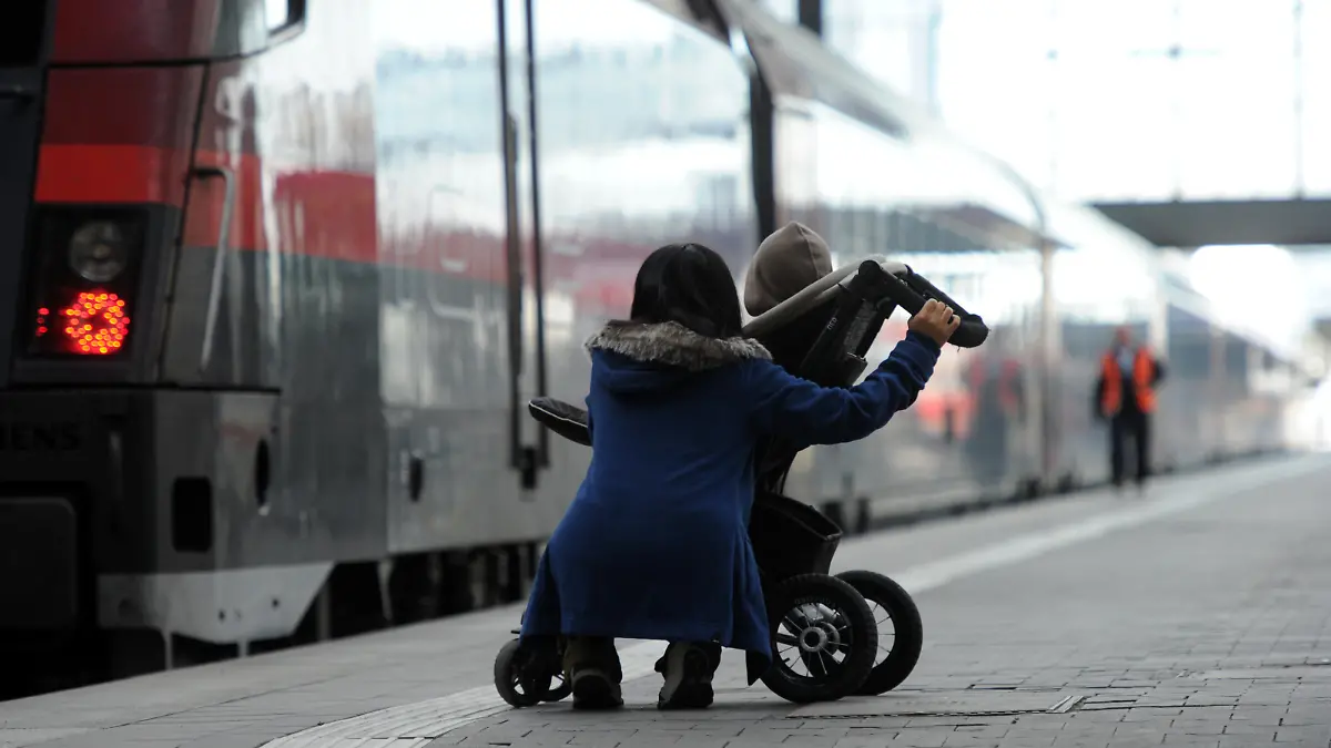Eine Frau und ein Kind im Kinderwagen warten am 18.10.2014 in München (Bayern) am Hauptbahnhof an einem Bahnsteig. Die Lokführer-Gewerkschaft (GDL) hat am Samstagmorgen einen Streik im Personenverkehr der Bahn begonnen. Foto: Tobias Hase/dpa | Verwendung weltweit