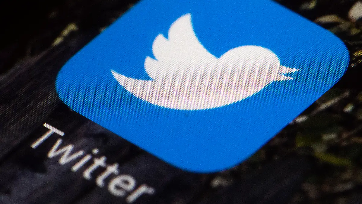 ARCHIV - 26.04.2017, USA, Philadelphia: Das Twitter-Symbol wird auf einem Mobiltelefon angezeigt. Twitter stellt die Weichen für eine juristische Auseinandersetzung mit Tech-Milliardär Elon Musk um dessen Versuch, die Übernahme des Online-Dienstes abzublasen. (zu dpa: «Twitter-Anwälte: Musks Rückzieher von Kaufvertrag ist ungültig») Foto: Matt Rourke/AP/dpa +++ dpa-Bildfunk +++