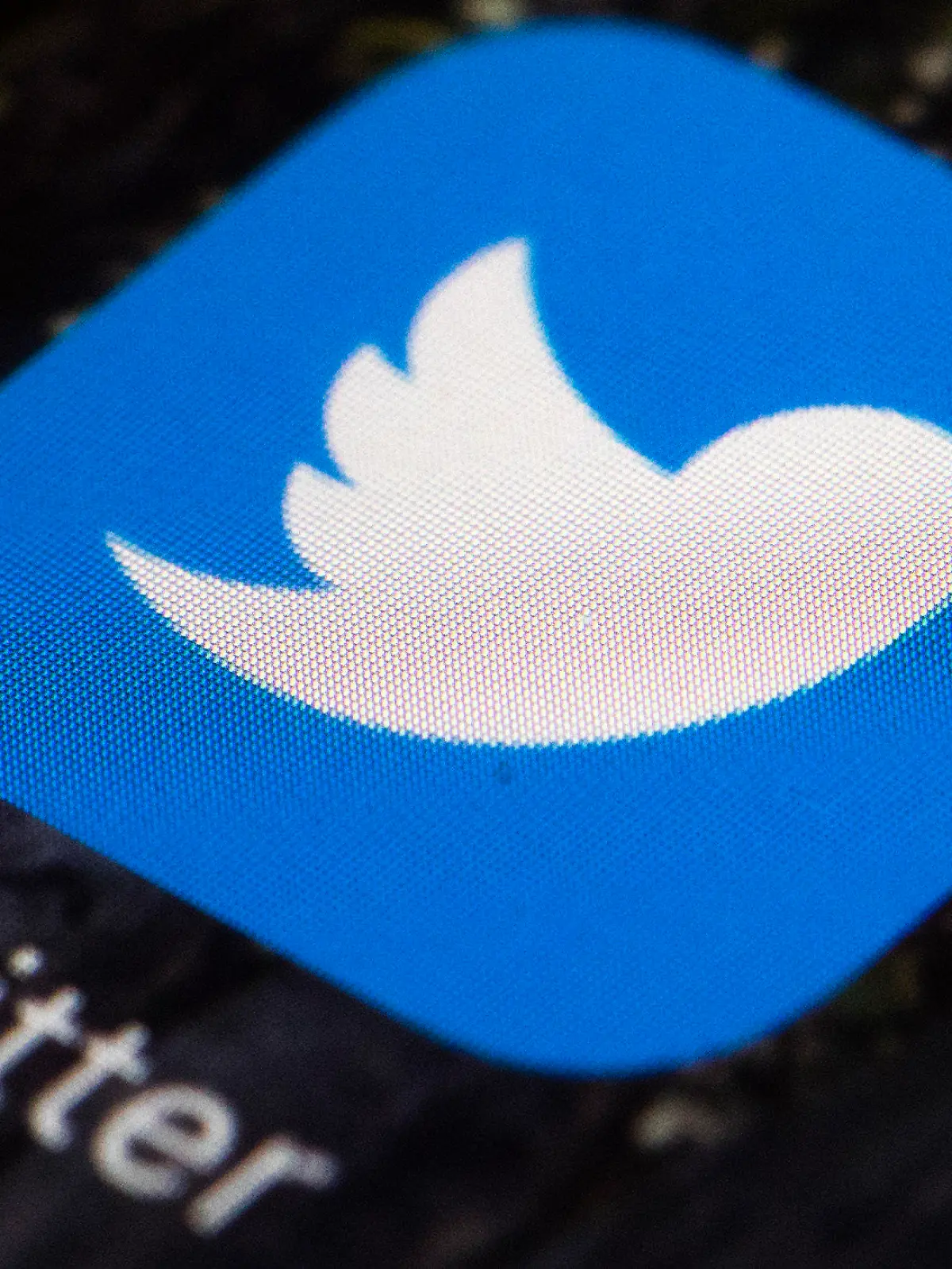 ARCHIV - 26.04.2017, USA, Philadelphia: Das Twitter-Symbol wird auf einem Mobiltelefon angezeigt. Twitter stellt die Weichen für eine juristische Auseinandersetzung mit Tech-Milliardär Elon Musk um dessen Versuch, die Übernahme des Online-Dienstes abzublasen. (zu dpa: «Twitter-Anwälte: Musks Rückzieher von Kaufvertrag ist ungültig») Foto: Matt Rourke/AP/dpa +++ dpa-Bildfunk +++
