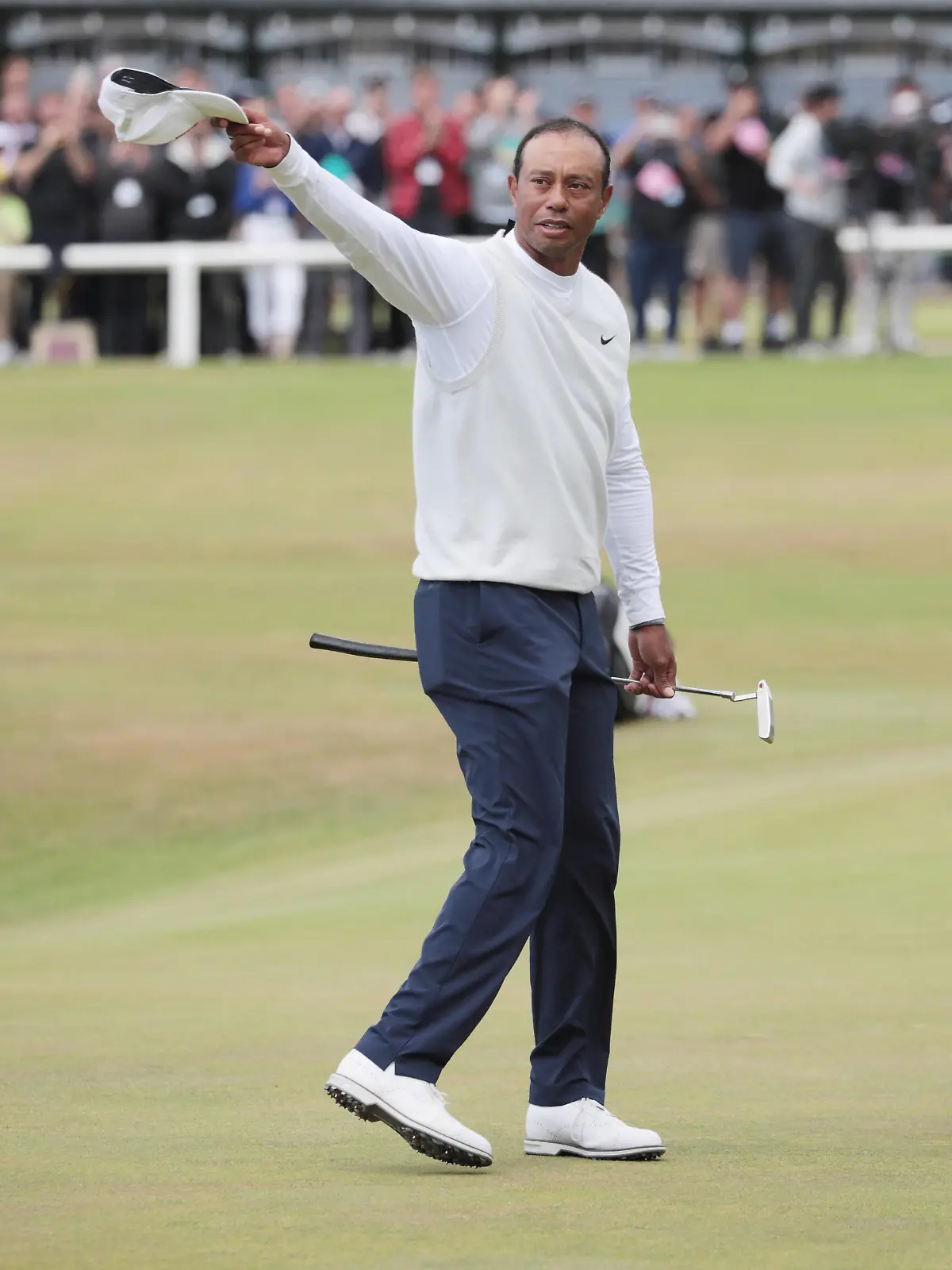  American Tiger Woods waves farewell to the spectators on the 18th green during the second round of the150th Open Championship at St Andrews Golf Club in St Andrews, Scotland on Friday, July 15, 2022. Woods finished the round nine over par and will miss the cut. PUBLICATIONxINxGERxSUIxAUTxHUNxONLY LON2022071503 HUGOxPHILPOTT