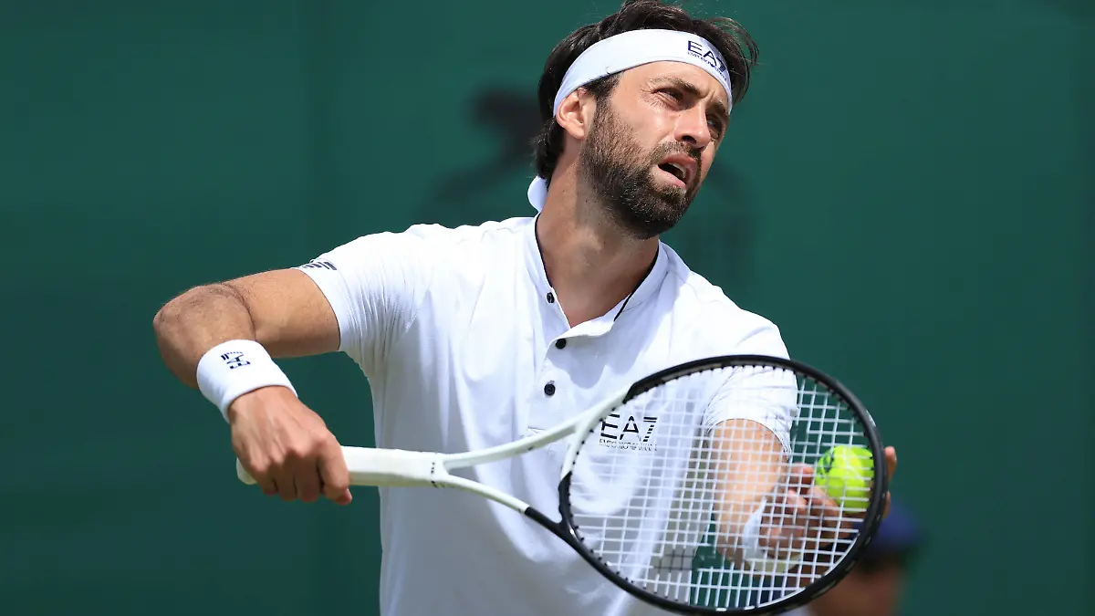  Tennis - Wimbledon Day 5 1st July 2022 - Tennis - Wimbledon Day 5 - Nikoloz Basilashvili GEO serves to Tim Van Rijthoven NED during their Gentlemen s Singles 3rd Round match - Photo: Simon Stacpoole / Offside. London UK *** Tennis Wimbledon Tag 5 1. Juli 2022 Tennis Wimbledon Tag 5 Nikoloz Basilashvili GEO schlägt gegen Tim Van Rijthoven NED während ihres Herreneinzelspiels in der dritten Runde auf Foto Simon Stacpoole Offside London UK PUBLICATIONxINxGERxSUIxAUTxONLY Copyright: xSimonxStacpoolexOffside