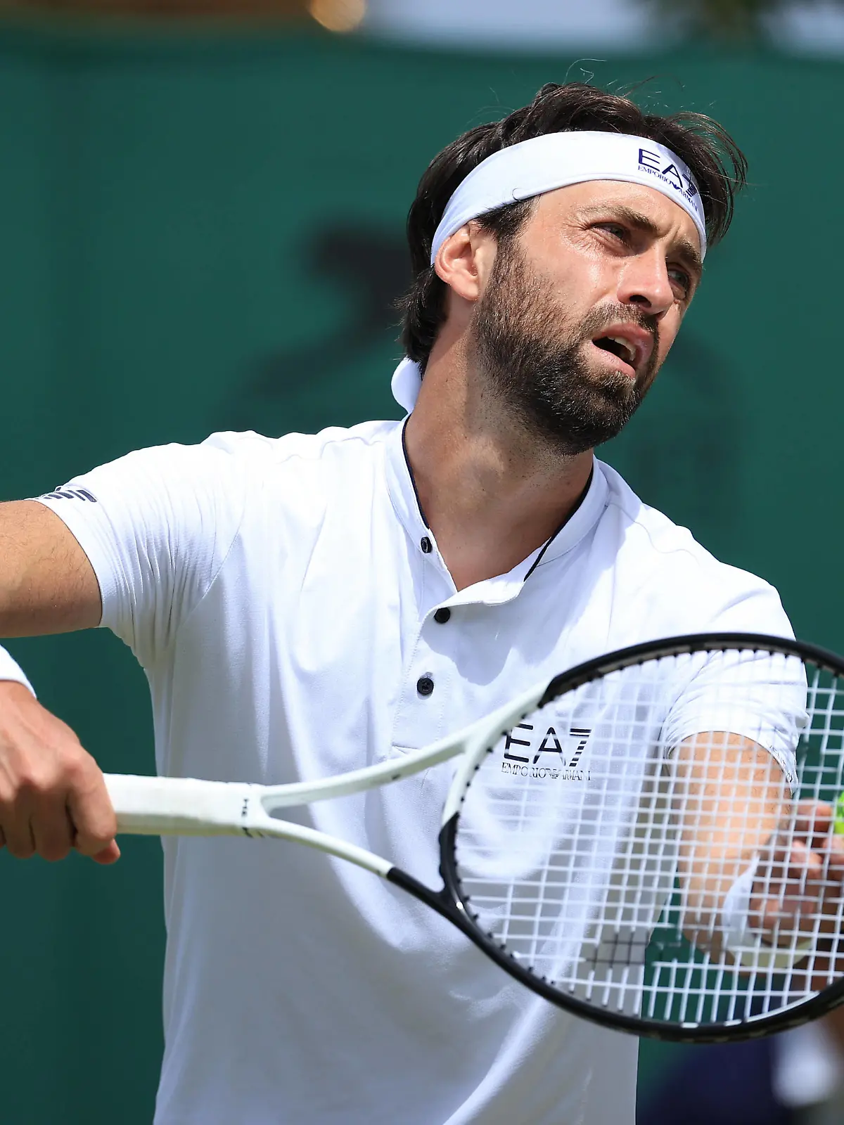  Tennis - Wimbledon Day 5 1st July 2022 - Tennis - Wimbledon Day 5 - Nikoloz Basilashvili GEO serves to Tim Van Rijthoven NED during their Gentlemen s Singles 3rd Round match - Photo: Simon Stacpoole / Offside. London UK *** Tennis Wimbledon Tag 5 1. Juli 2022 Tennis Wimbledon Tag 5 Nikoloz Basilashvili GEO schlägt gegen Tim Van Rijthoven NED während ihres Herreneinzelspiels in der dritten Runde auf Foto Simon Stacpoole Offside London UK PUBLICATIONxINxGERxSUIxAUTxONLY Copyright: xSimonxStacpoolexOffside