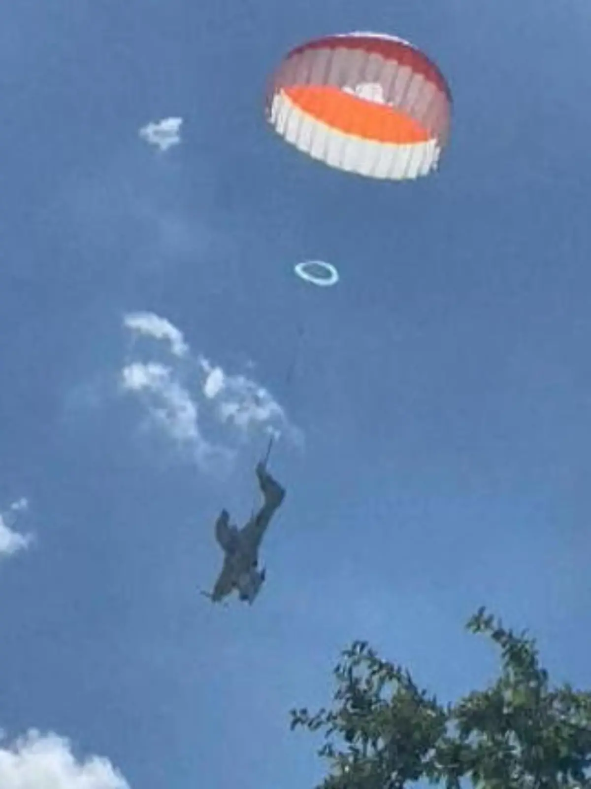 In Sint-Andries bei Brügge (Belgien) ist ein Kleinflugzeug mitten auf einer viel befahrenen Straße abgestüzt. Weil der Fallschirm den Absturz verlangsamt, überlebt der Pilot.