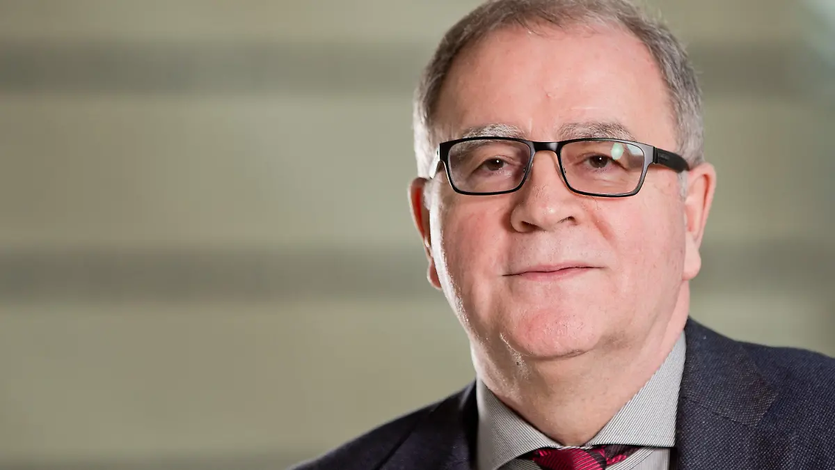 ARCHIV - 23.10.2015, Bayern, Nürnberg: Fritz Sörgel, Pharmakologe und Doping-Experte, am Rande eines Internationalen Doping-Symposiums. Sörgel hat sich aus wissenschaftlichen Gründen für eine Fortsetzung der Saison in der Fußball-Bundesliga ausgesprochen. Foto: picture alliance / Daniel Karmann/dpa +++ dpa-Bildfunk +++