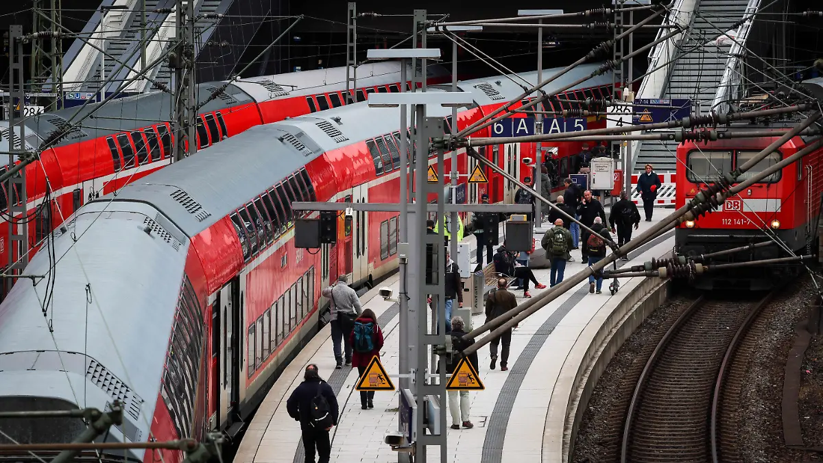 01.06.2022, Hamburg: Fahrgäste steigen am frühen Morgen aus einer Regionalbahn am Hauptbahnhof. Seit dem 1. Juni gilt im bundesweiten Nahverkehr das 9-Euro-Ticket. Foto: Christian Charisius/dpa +++ dpa-Bildfunk +++