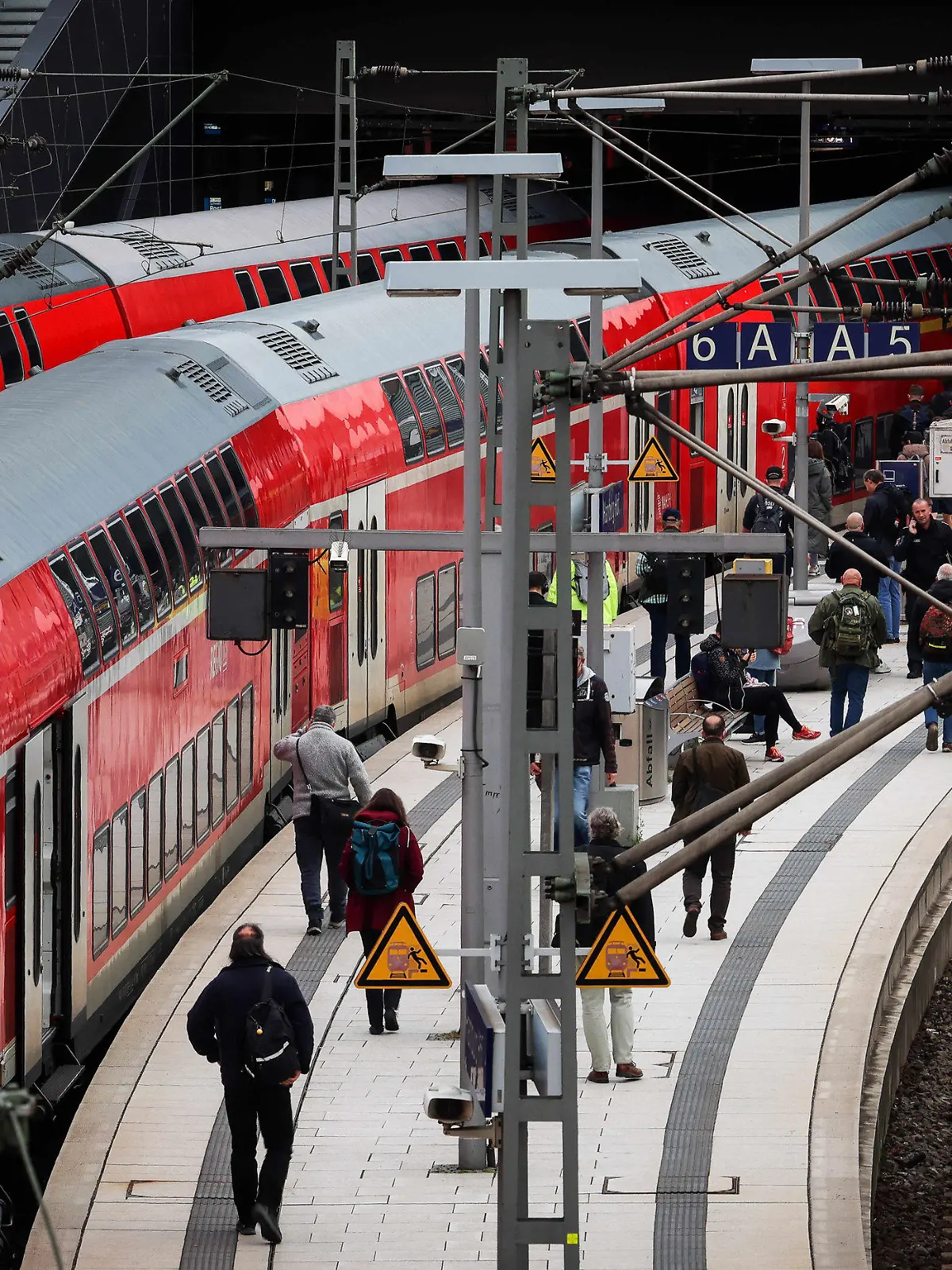 01.06.2022, Hamburg: Fahrgäste steigen am frühen Morgen aus einer Regionalbahn am Hauptbahnhof. Seit dem 1. Juni gilt im bundesweiten Nahverkehr das 9-Euro-Ticket. Foto: Christian Charisius/dpa +++ dpa-Bildfunk +++