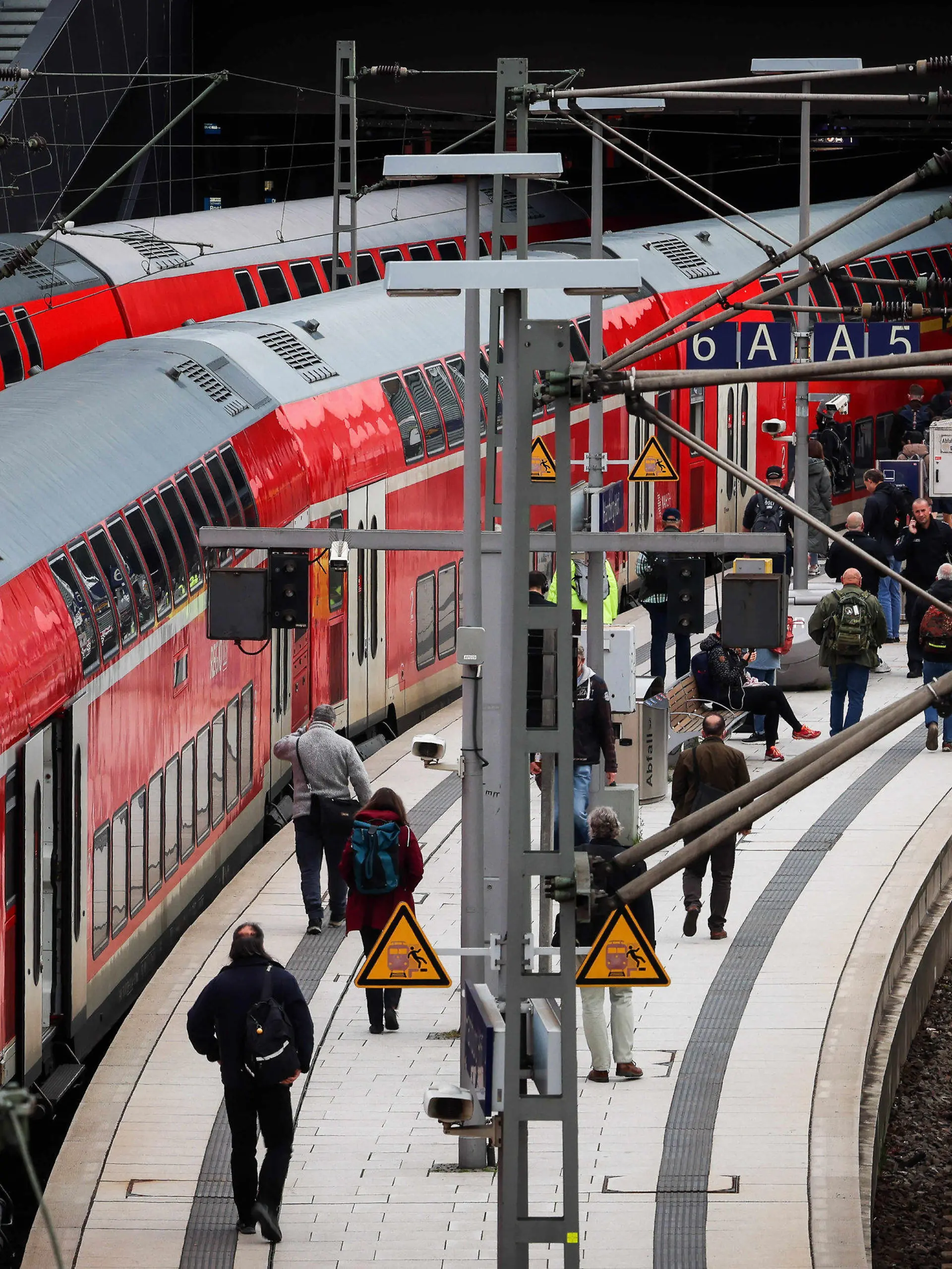 01.06.2022, Hamburg: Fahrgäste steigen am frühen Morgen aus einer Regionalbahn am Hauptbahnhof. Seit dem 1. Juni gilt im bundesweiten Nahverkehr das 9-Euro-Ticket. Foto: Christian Charisius/dpa +++ dpa-Bildfunk +++