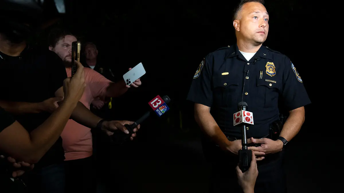 12.07.2022, USA, Indianapolis: Chris Bailey, stellvertretender Leiter des Indianapolis Metropolitan Police Department, beantwortet Fragen, nachdem die Leichen eines Mannes und dreier Kinder in der Bluff Road in Indianapolis gefunden wurden. Ein Tauchteam fand ein Fahrzeug im Wasser, in dem sich die Leichen von drei Kindern befanden, so die Polizei. Foto: Grace Hollars/The Indianapolis Star via AP/dpa - ACHTUNG: Nur zur redaktionellen Verwendung und nur mit vollständiger Nennung des vorstehenden Credits +++ dpa-Bildfunk +++