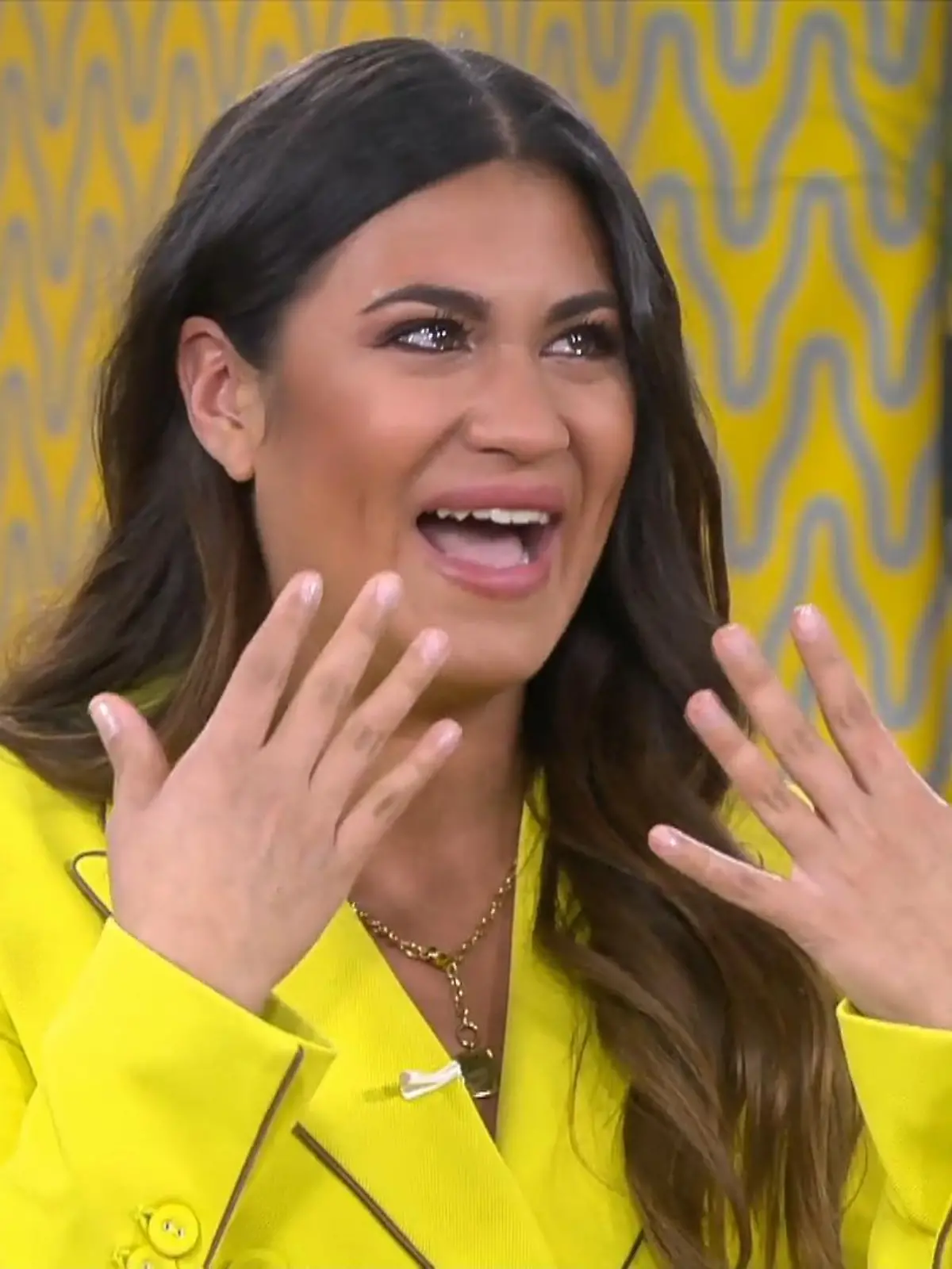 Bild zu: "Steffi Brungs wird mit ihrer Cousine überrascht"