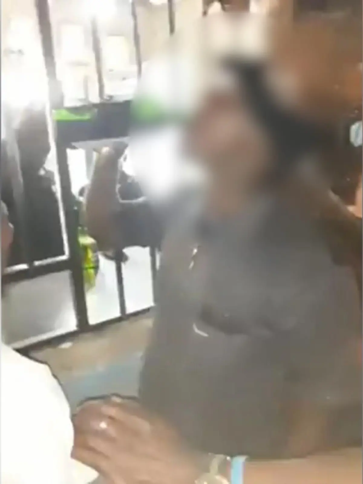 Eine ganze Flasche Jägermeister in gerade mal zwei Minuten geleert: Das hat am vergangenen Sonntag offenbar ein Mann in Südafrika getan – und diese Aktion mit seinem Leben bezahlt! Der Mann soll an einem Trink-Wettbewerb in einer Bar teilgenommen haben. Nun ermittelt die Polizei. Mehr dazu im Video.