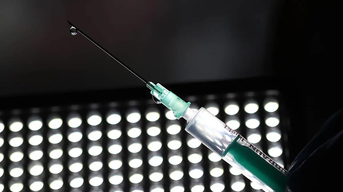 Winden Themenbild - Coronavirus, Coronapandemie, Impfen -Impfspritze, Coronaspritze und einer Hand mit einem Gummihandschuh, Themenbild - Coronavirus, Coronapandemie, Impfen -Impfspritze, Coronaspritze und einer Hand mit einem Gummihandschuh, Coronavirus, Coronapandemie - Impfspritze, Coronaspritze, Nadel zum spritzen des Impfstoffes. Detailaufnahme von einer Impfspritze mit Impfbuch und blauen Gummihandschuhen Impfen, Impfbuch, Impfbescheinigung, Impfpass, Spritze, Coronaspritze, Nadel, Impfstoff, Detail, Gummihandschuhe, blaue, blau, Nadel, Detail, Detailaufnahme, Studio, Innen, Innenaufnahme, tags, tagsüber, am Tag, Tag, Kanüle, mit Tropfen, Tropfen, Impftropfen, Silhouette, Scherenschnittbild, Viren, Covid-19 Viren, Covid 19 Vi Copyright: xFleigx/xEibner-Pressefotox EP_dfg 