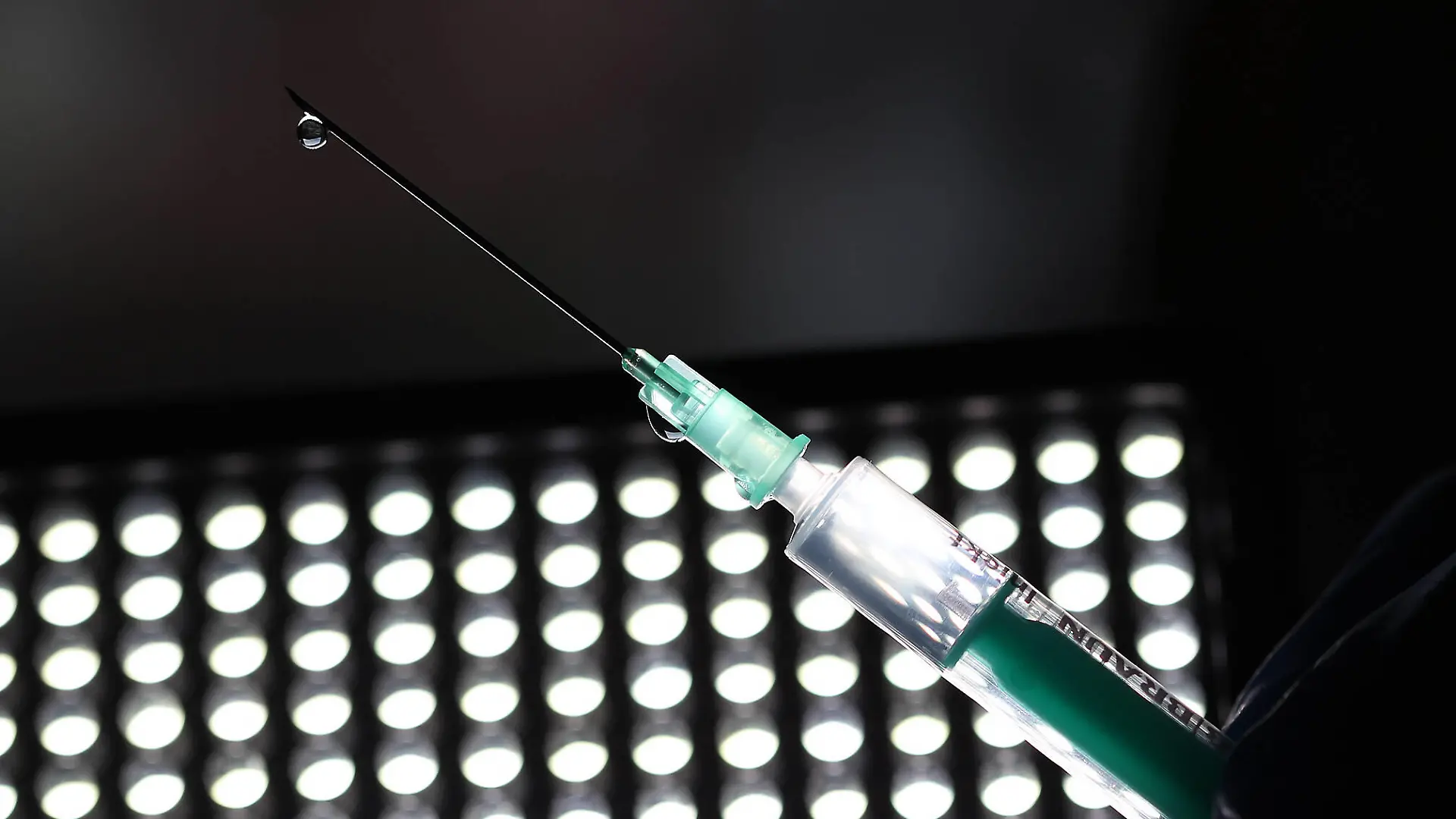 Winden Themenbild - Coronavirus, Coronapandemie, Impfen -Impfspritze, Coronaspritze und einer Hand mit einem Gummihandschuh, Themenbild - Coronavirus, Coronapandemie, Impfen -Impfspritze, Coronaspritze und einer Hand mit einem Gummihandschuh, Coronavirus, Coronapandemie - Impfspritze, Coronaspritze, Nadel zum spritzen des Impfstoffes. Detailaufnahme von einer Impfspritze mit Impfbuch und blauen Gummihandschuhen Impfen, Impfbuch, Impfbescheinigung, Impfpass, Spritze, Coronaspritze, Nadel, Impfstoff, Detail, Gummihandschuhe, blaue, blau, Nadel, Detail, Detailaufnahme, Studio, Innen, Innenaufnahme, tags, tagsüber, am Tag, Tag, Kanüle, mit Tropfen, Tropfen, Impftropfen, Silhouette, Scherenschnittbild, Viren, Covid-19 Viren, Covid 19 Vi Copyright: xFleigx/xEibner-Pressefotox EP_dfg