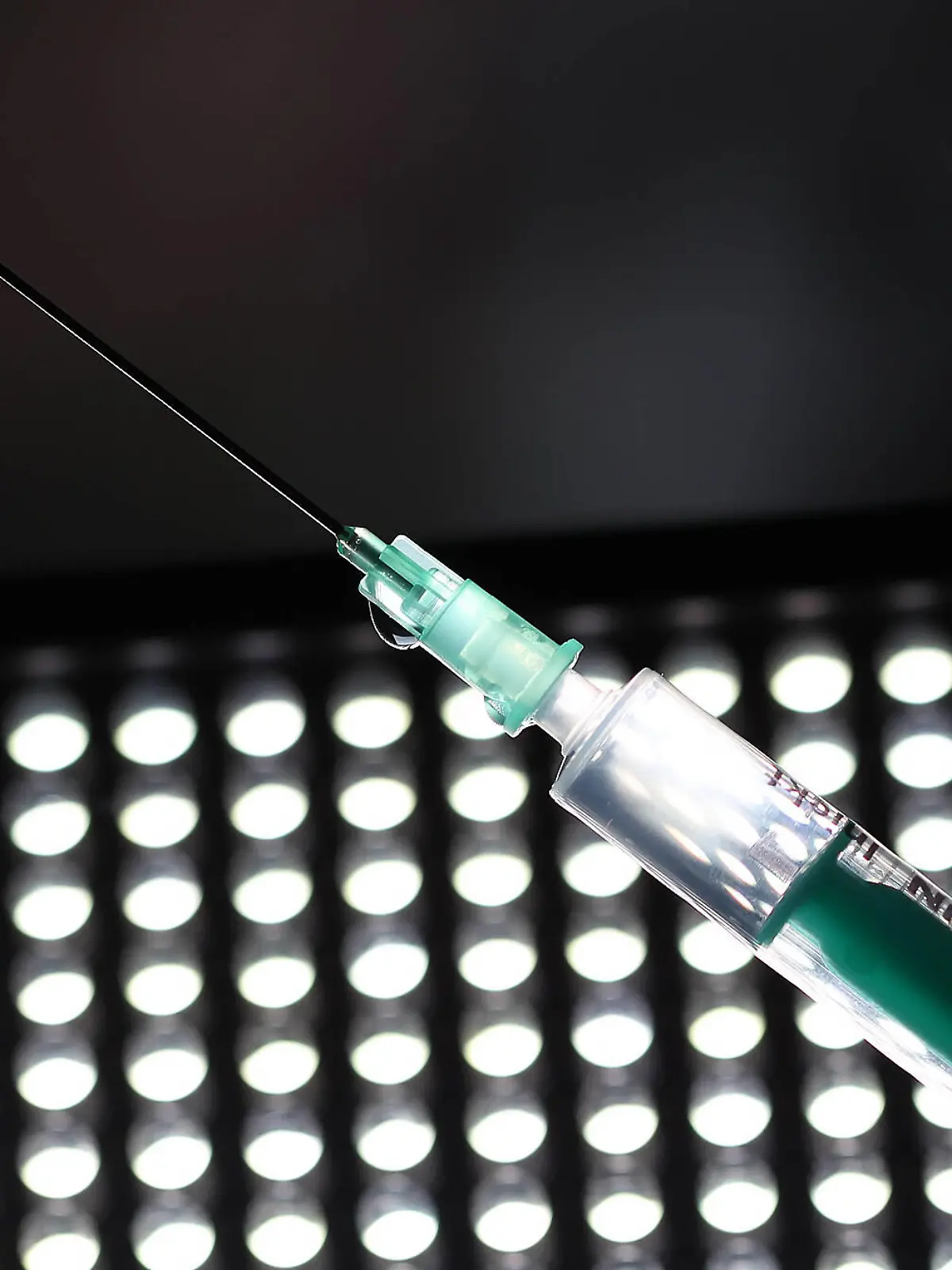 Winden Themenbild - Coronavirus, Coronapandemie, Impfen -Impfspritze, Coronaspritze und einer Hand mit einem Gummihandschuh, Themenbild - Coronavirus, Coronapandemie, Impfen -Impfspritze, Coronaspritze und einer Hand mit einem Gummihandschuh, Coronavirus, Coronapandemie - Impfspritze, Coronaspritze, Nadel zum spritzen des Impfstoffes. Detailaufnahme von einer Impfspritze mit Impfbuch und blauen Gummihandschuhen Impfen, Impfbuch, Impfbescheinigung, Impfpass, Spritze, Coronaspritze, Nadel, Impfstoff, Detail, Gummihandschuhe, blaue, blau, Nadel, Detail, Detailaufnahme, Studio, Innen, Innenaufnahme, tags, tagsüber, am Tag, Tag, Kanüle, mit Tropfen, Tropfen, Impftropfen, Silhouette, Scherenschnittbild, Viren, Covid-19 Viren, Covid 19 Vi Copyright: xFleigx/xEibner-Pressefotox EP_dfg 