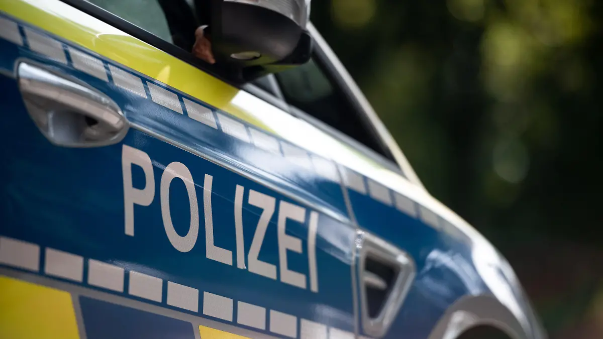 ARCHIV - 17.09.2020, Nordrhein-Westfalen, Oberhausen: Der Schriftzug «Polizei» steht auf einem Polizeiwagen. Ein 20 Jahre alter Sportwagenfahrer hat sich in Essen ein Rennen mit einer Streife geliefert. Der Essener hatte das Auto für seinen Geburtstag angemietet, wie die Polizei am Sonntagmorgen, 21. März 2021 mitteilte. (Zu dpa «20-Jähriger fordert Polizeiauto in Essen zum Rennen auf») Foto: Fabian Strauch/dpa +++ dpa-Bildfunk +++