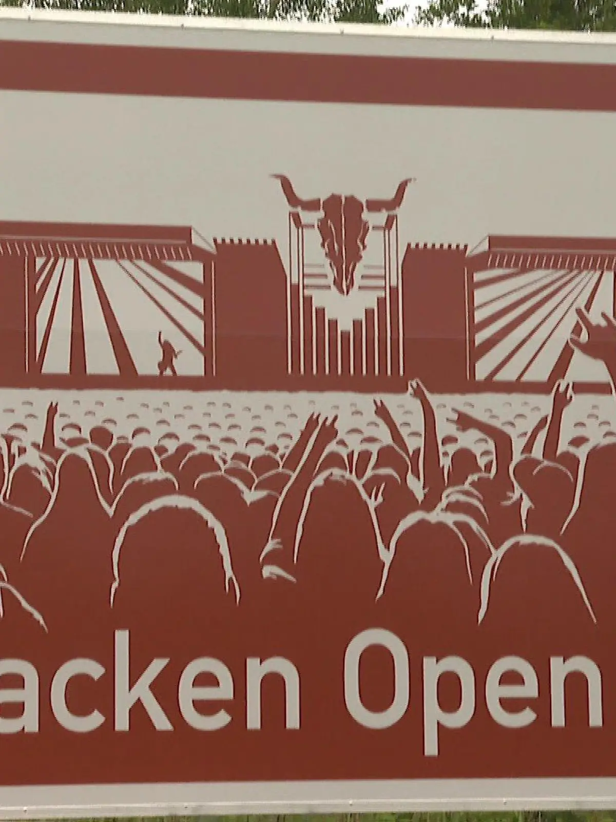 Touristische Hinweistafel für das Wacken-Open-Air-Festival auf der Autobahn A23 enthüllt.