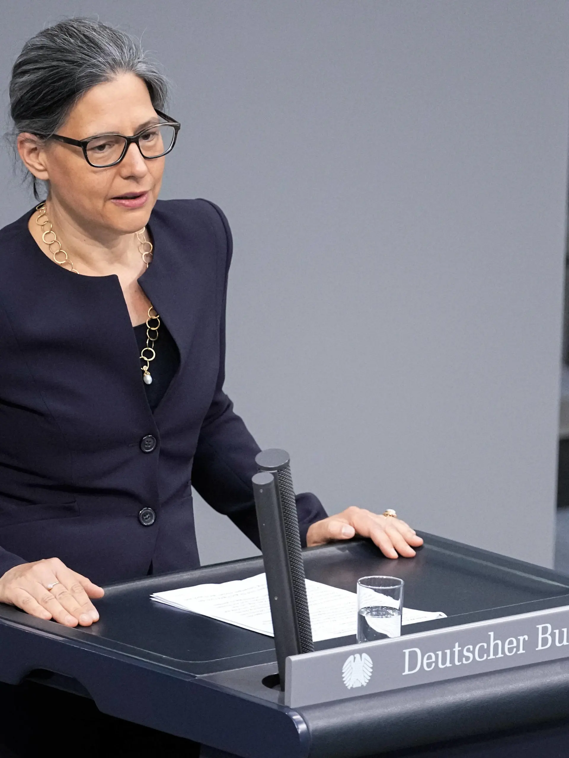 47. Bundestagssitzung und Debatte in Berlin Aktuell,07.07.2022 Berlin, Dr. Nina Scheer von der Partei SPD im Portrait bei ihrer Rede zur Debatte Ausbau erneuerbarer Energien bei der 47. Sitzung des Deutschen Bundestag in Berlin Berlin Berlin Deutschland *** 47 Bundestag session and debate in Berlin News,07 07 2022 Berlin, Dr Nina Scheer of the SPD party in portrait during her speech on the debate expansion of renewable energies at the 47 session of the German Bundestag in Berlin Berlin Germany