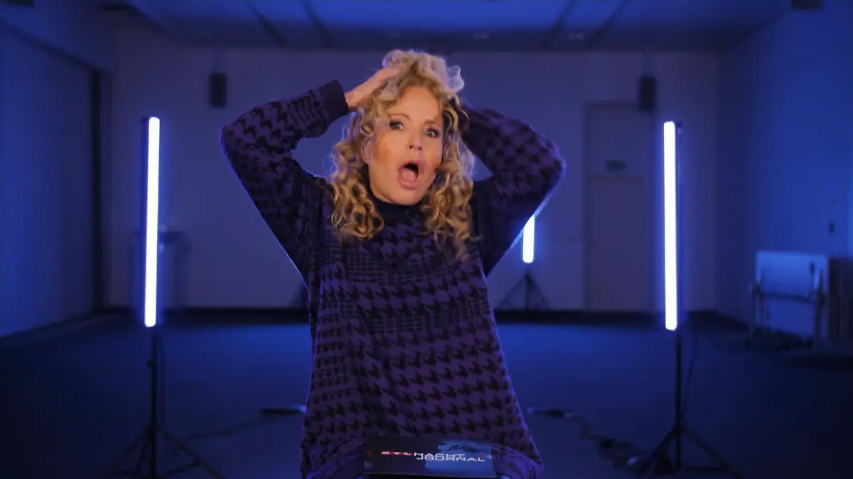 Katja Burkard macht "L wie lautlos"-Aktion Können Sie erraten, welchen Begriff sie hier mimt?