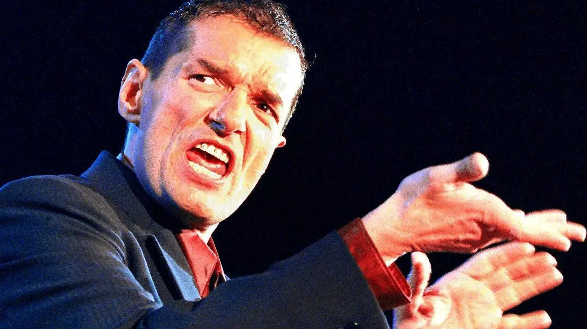 ARCHIV - 18.10.1997, Österreich, Wien: Der österreichische Popstar Falco bei einem Auftritt. Vor 20 Jahren, am 6. Februar 1998, starb er bei einem Autounfall in der Dominikanischen Republik. (zu dpa "«James-Dean-Effekt»: Falco ist 20 Jahre nach dem Crash unvergessen" am 05.2.2018 - Wiederholung vom 31.01.2018) Foto: Herbert Pfarrhofer/APA/dpa +++ dpa-Bildfunk +++