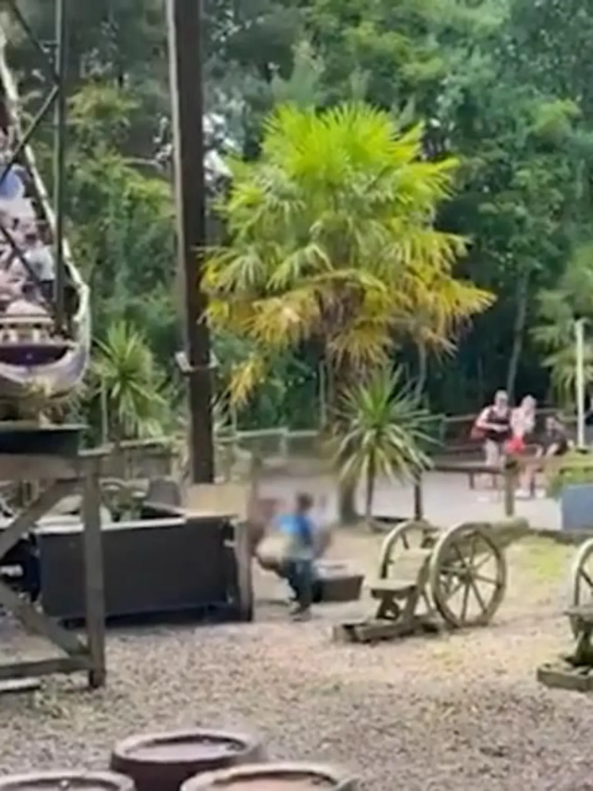 Im Freizeitpark Gulliver’s World spielt plötzlich ein Kind in einem umzäunten Bereich – noch viel schlimmer: Es ist die Sperrzone eines riesigen schwingenden Piratenschiffs. Wo die Eltern waren und wie der Junge unbemerkt über den Zaun klettern konnte ist nicht klar. Doch hier hätte sicher schlimmeres passieren können.