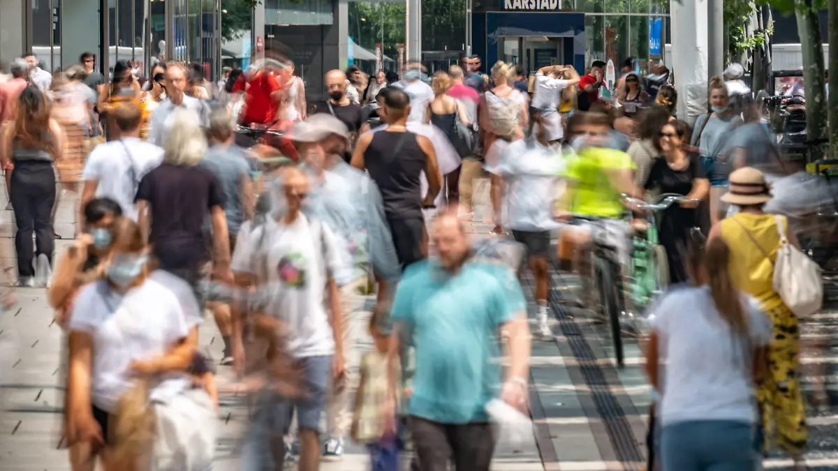 23.07.2021, Hessen, Frankfurt/Main: Zahlreiche Menschen sind am Nachmittag auf der Zeil unterwegs, Frankfurts zentraler Einkaufsmeile (Aufnahme mit Langzeitbelichtung). Die Sieben-Tage-Inzidenz in Hessen steigt weiter. Nach den Daten des Robert Koch-Instituts lag der Wert der Neuinfektionen pro 100 000 Einwohner innerhalb einer Woche am Freitag (23.07.) bei 17,6. In Frankfurt betrug der Wert sogar 40,2. Foto: Frank Rumpenhorst/dpa +++ dpa-Bildfunk +++