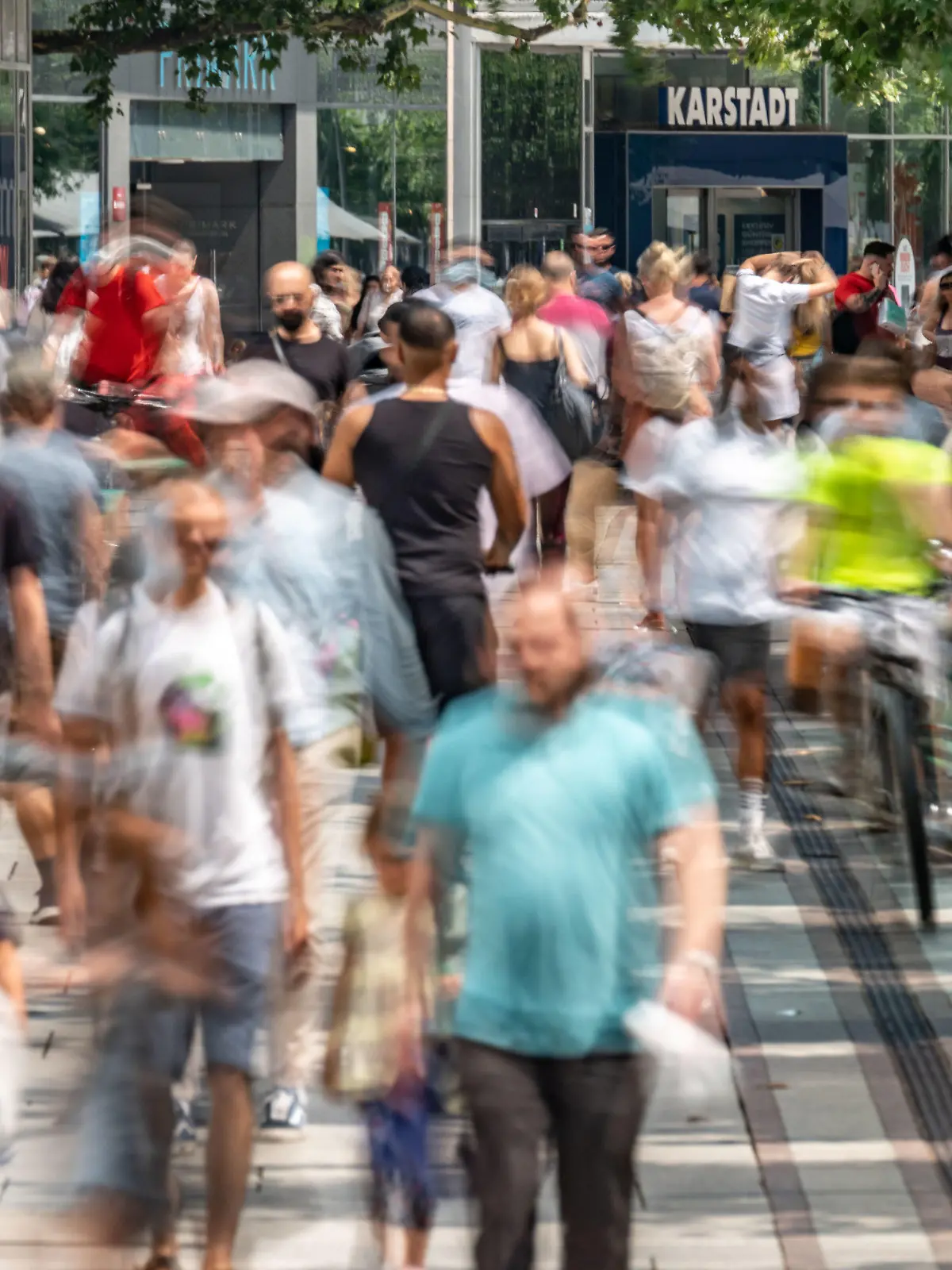 23.07.2021, Hessen, Frankfurt/Main: Zahlreiche Menschen sind am Nachmittag auf der Zeil unterwegs, Frankfurts zentraler Einkaufsmeile (Aufnahme mit Langzeitbelichtung). Die Sieben-Tage-Inzidenz in Hessen steigt weiter. Nach den Daten des Robert Koch-Instituts lag der Wert der Neuinfektionen pro 100 000 Einwohner innerhalb einer Woche am Freitag (23.07.) bei 17,6. In Frankfurt betrug der Wert sogar 40,2. Foto: Frank Rumpenhorst/dpa +++ dpa-Bildfunk +++
