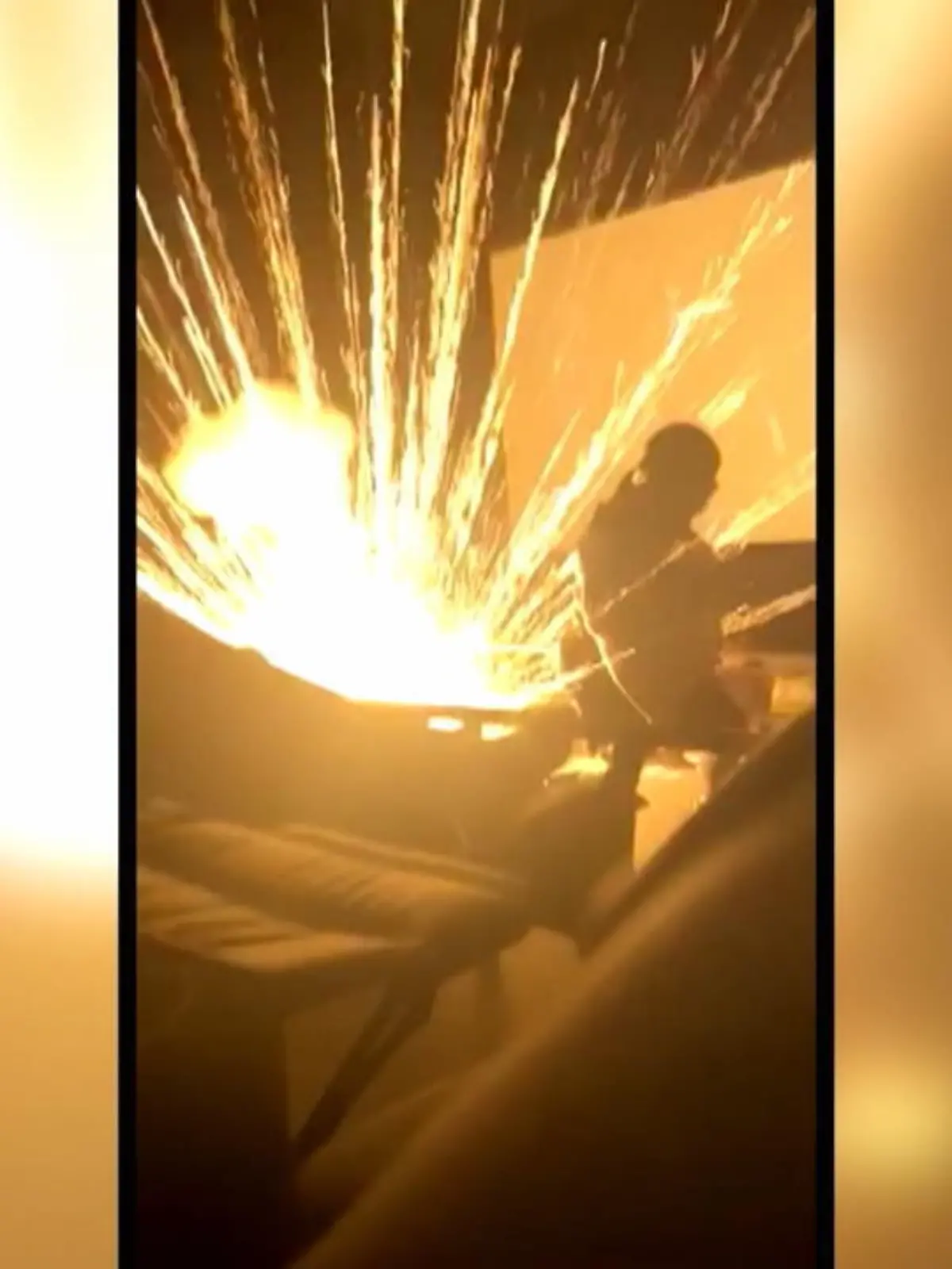 Was hier die Leute um ihr Leben fürchten lässt ist kein Horrorfilm – Eine Feuerwerksrakete wird mitten in einem Kinosaal abgefeuert. Im Video spricht eine Augenzeugin über die schrecklichen Minuten im Kino.