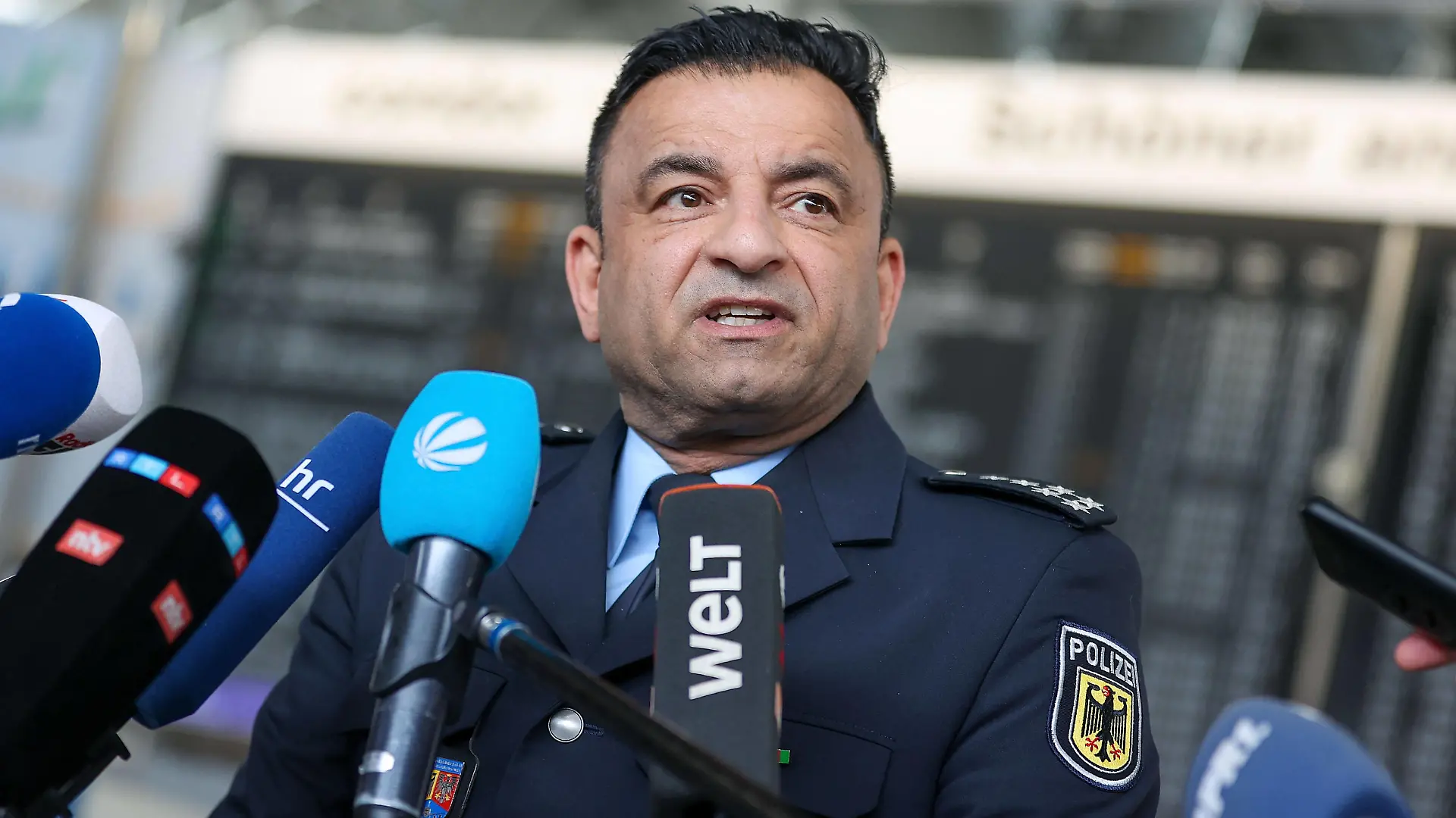 Flughafen Frankfurt am Main am 14. Juli 2022, Statement zur Sommerspitze am Flughafen Frankfurt v.l., Reza Ahmari Pressesprecher der Bundespolizeidirektion Flughafen Frankfurt *** Frankfurt Airport on 14 July 2022, statement on the summer peak at Frankfurt Airport v l , Reza Ahmari press spokesman of the Federal Police Directorate Frankfurt Airport. Copyright: JoaquimxFerreira