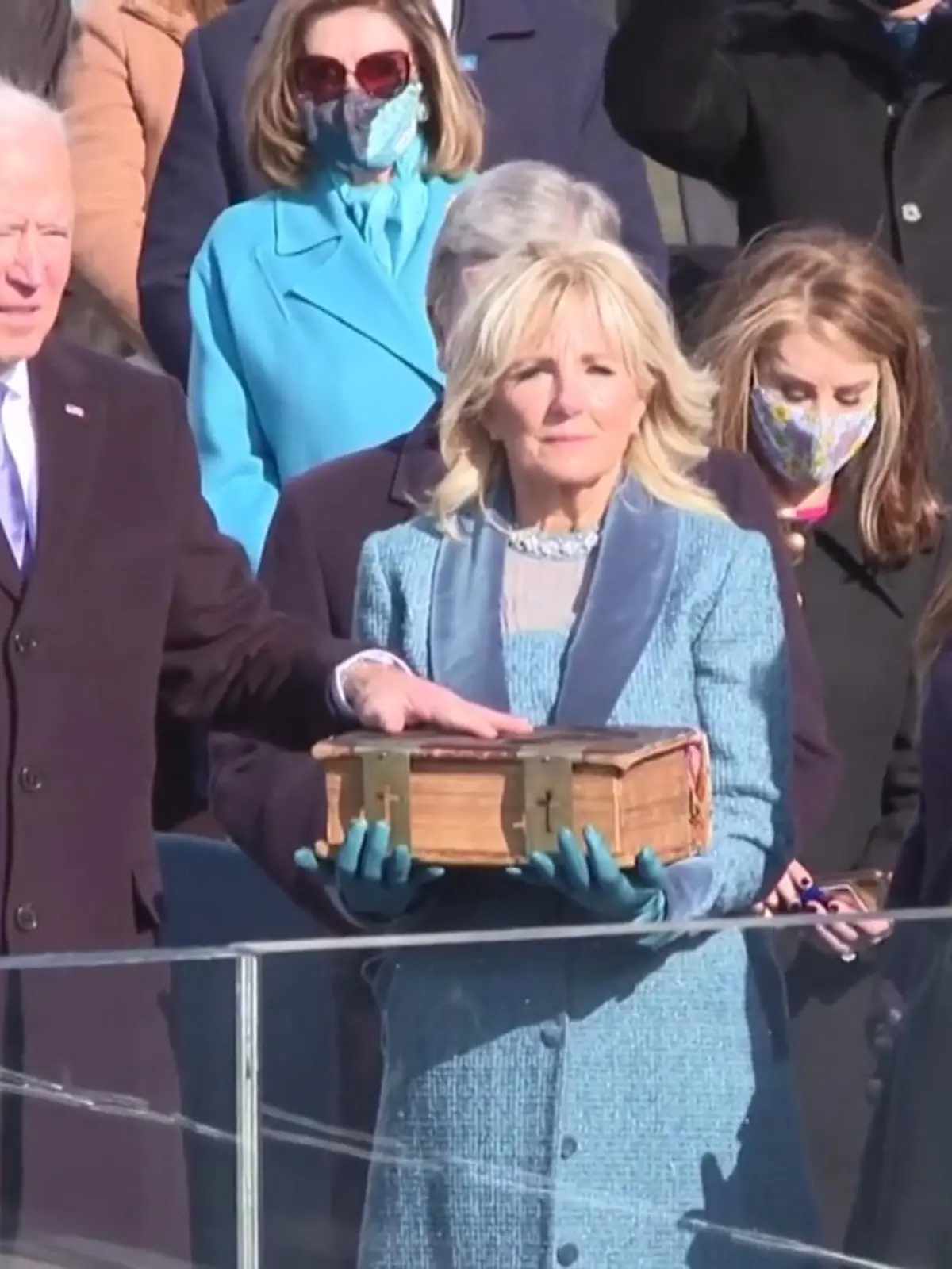 Bild zu: "Kamala Harris & Jill Biden tragen Outfits mit Botschaften"