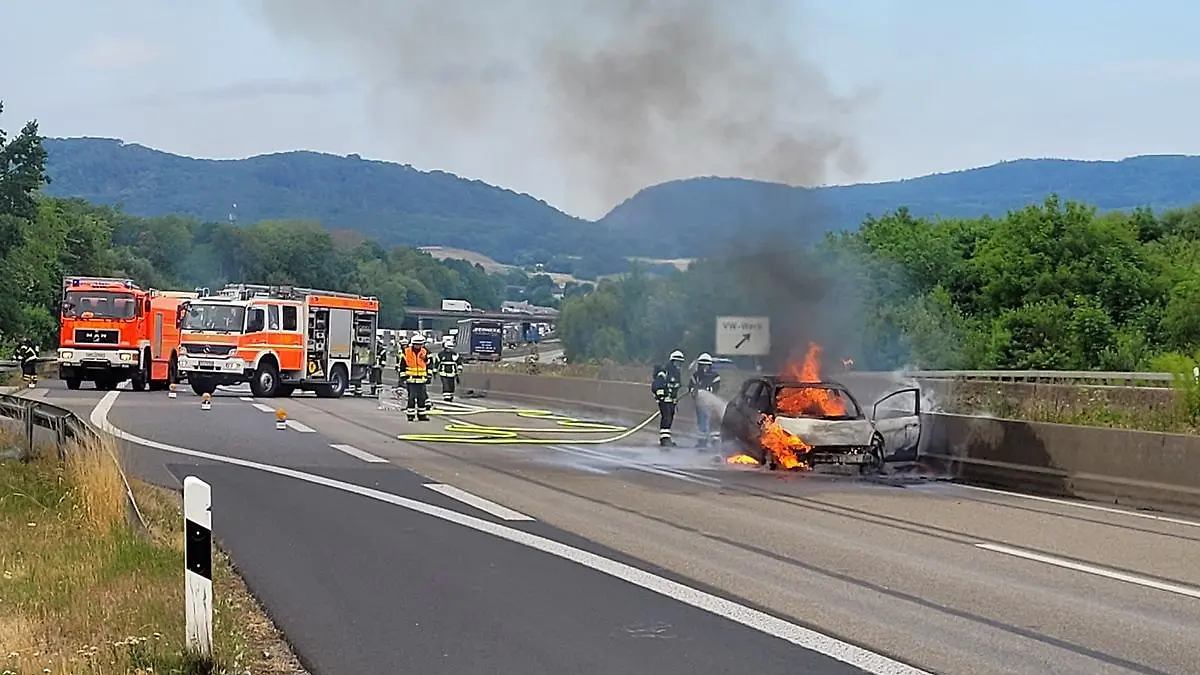 Fahrzeugbrand auf A 44: Ford Fiesta brennt völlig aus