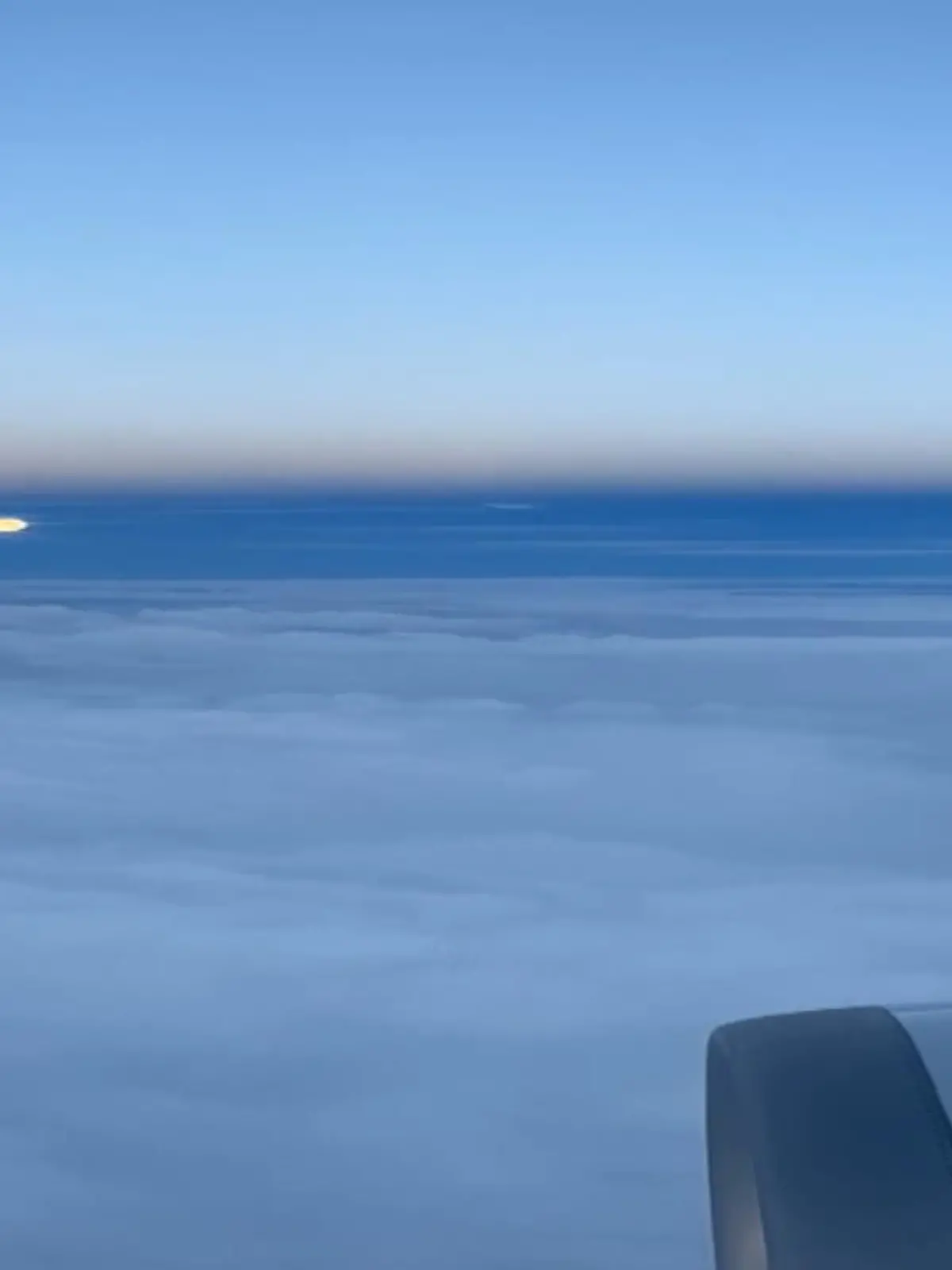 Bild zu: "Crew rettet Teenie (17) im Flieger"