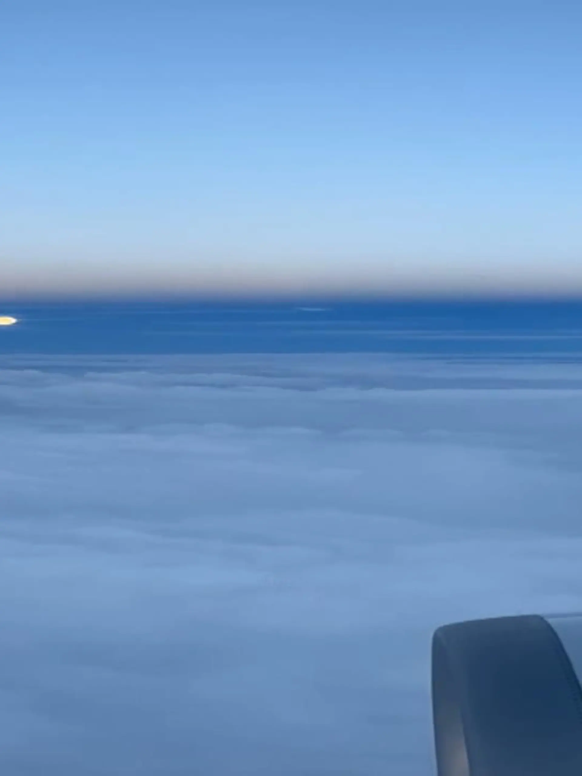 Bild zu: "Crew rettet Teenie (17) im Flieger"