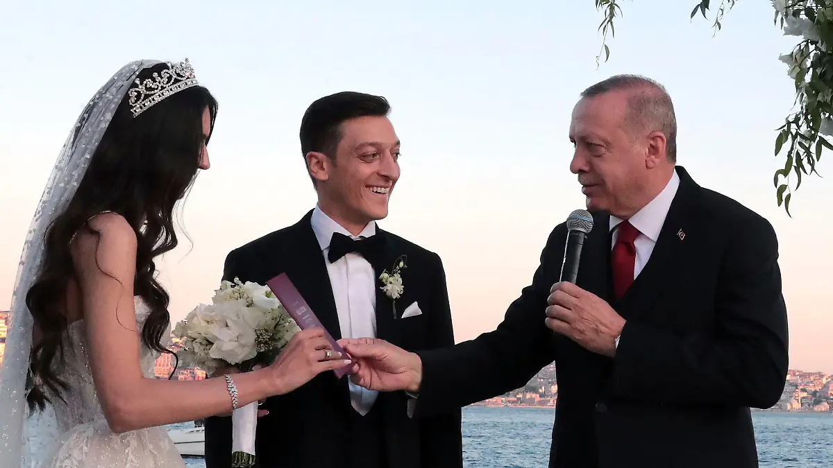 HANDOUT - 07.06.2019, Türkei, Istanbul: Recep Tayyip Erdogan (2.v.r), Präsident der Türkei, spricht auf der Hochzeit von Fußballer Mesut Özil (2.v.l) und seiner Ehefrau, der Schauspielerin Amine Gülse (l), Erdogans Ehefrau Emine (r) applaudiert. Foto: Uncredited/Pool Presidential Press Service/AP/dpa - ACHTUNG: Nur zur redaktionellen Verwendung im Zusammenhang mit der aktuellen Berichterstattung und nur mit vollständiger Nennung des vorstehenden Credits +++ dpa-Bildfunk +++