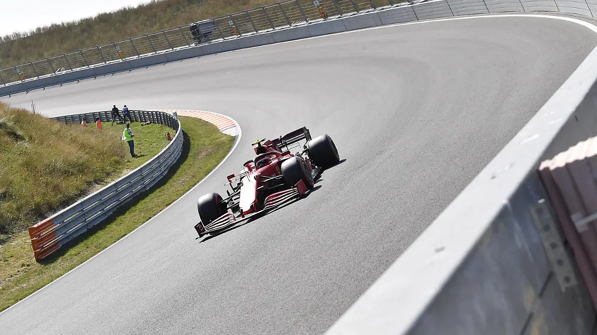 03.09.2021, Zandvoort, Neederlande, Rennstrecke im Park Zandvoort, Formel 1 - Grosser Preis der Niederlande 2021, Carlos Sainz Jr. ESP 55, Scuderia Ferrari Mission Winnow durchfährt die neue Steilkurve in Zandvoort. Foto EU-Images Zandvoort Rennstrecke im Park Zandvoort Neederlande *** 03 09 2021, Zandvoort, Neederlande, Race Track in Park Zandvoort, Formula 1 Dutch Grand Prix 2021, Carlos Sainz Jr ESP 55 , Scuderia Ferrari Mission Winnow drives through the new steep curve in Zandvoort Photo EU Images Zandvoort Race Track in Park Zandvoort Neederlande. PUBLICATIONxINxGERxSUIxAUTxONLY eu-images-506